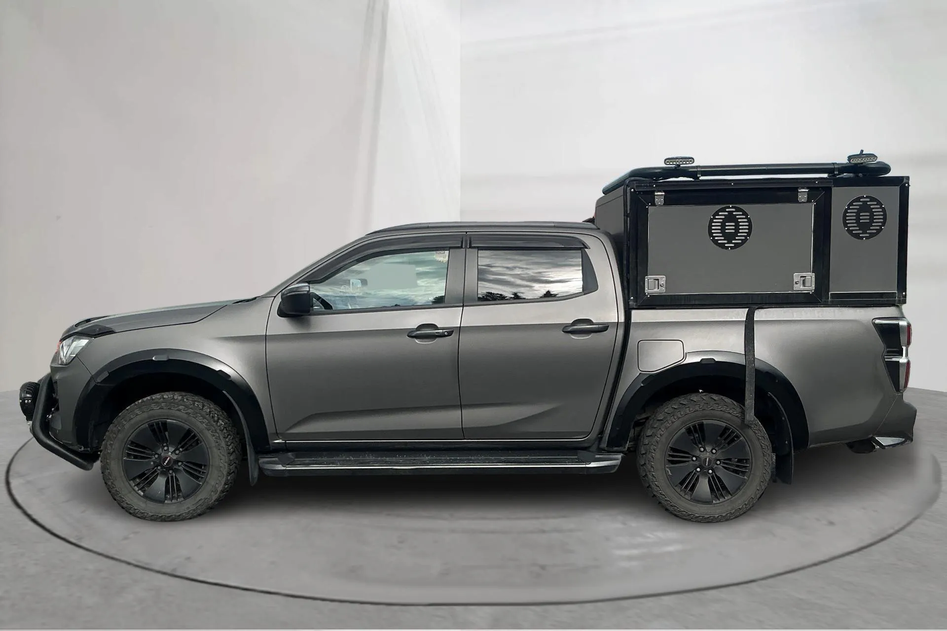 Presentationsfoto 2 av 21: Isuzu D-MAX 1.9 DDI 4WD (164hk) - 7 489 mil - Automat - grå - 2022