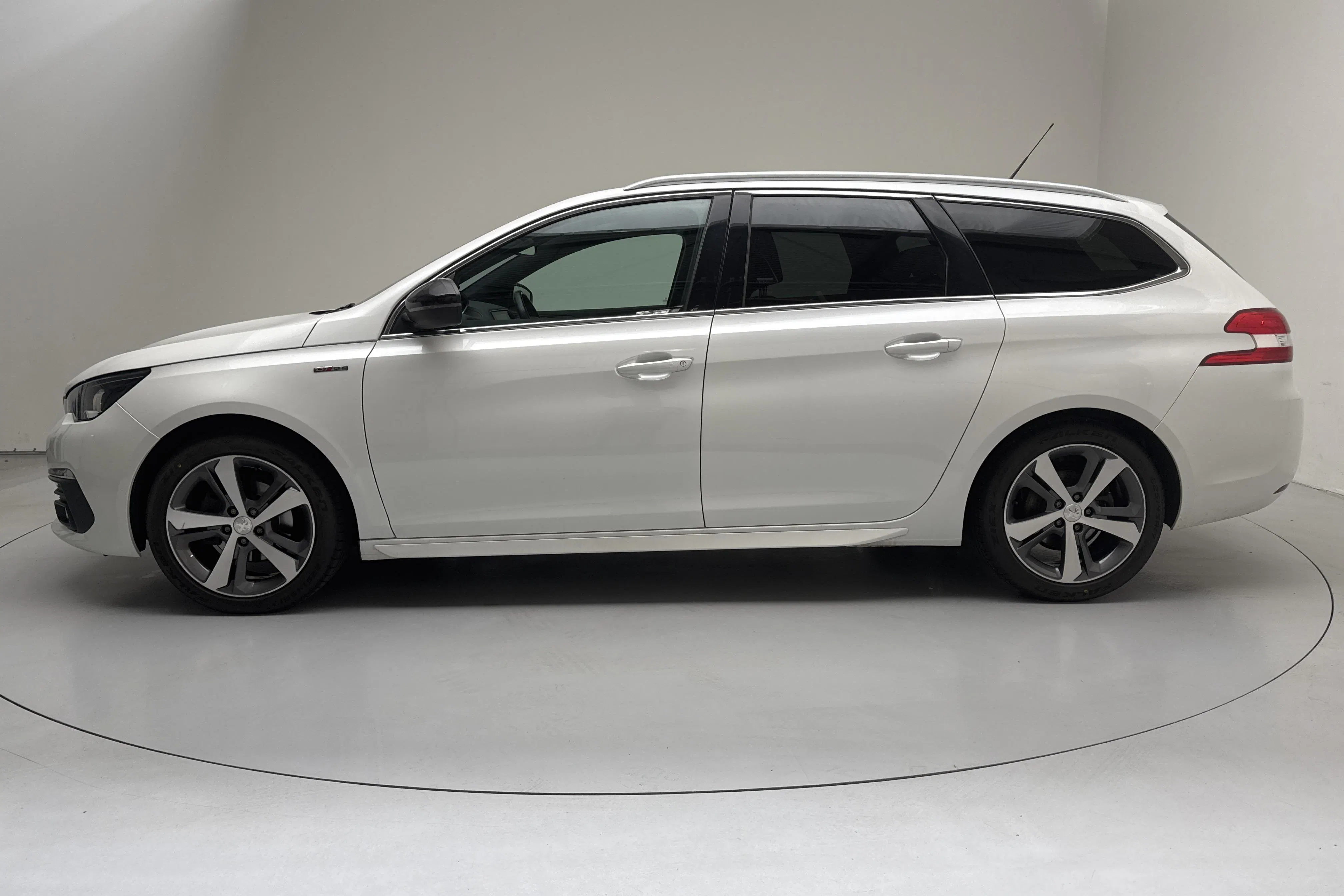 Presentation photo 2 of 12: Peugeot 308 SW PureTech (130hk) - 101 180 km - Automatic - white - 2020