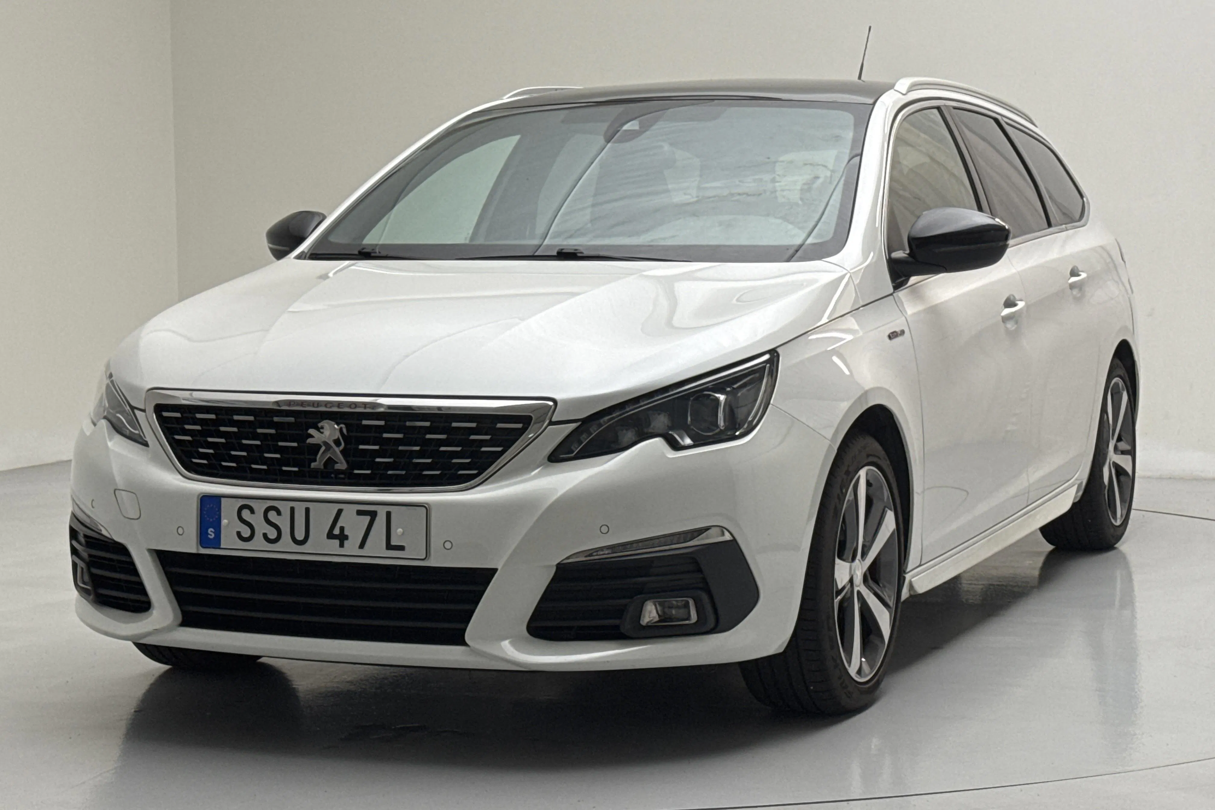 Presentation photo 1 of 12: Peugeot 308 SW PureTech (130hk) - 101 180 km - Automatic - white - 2020