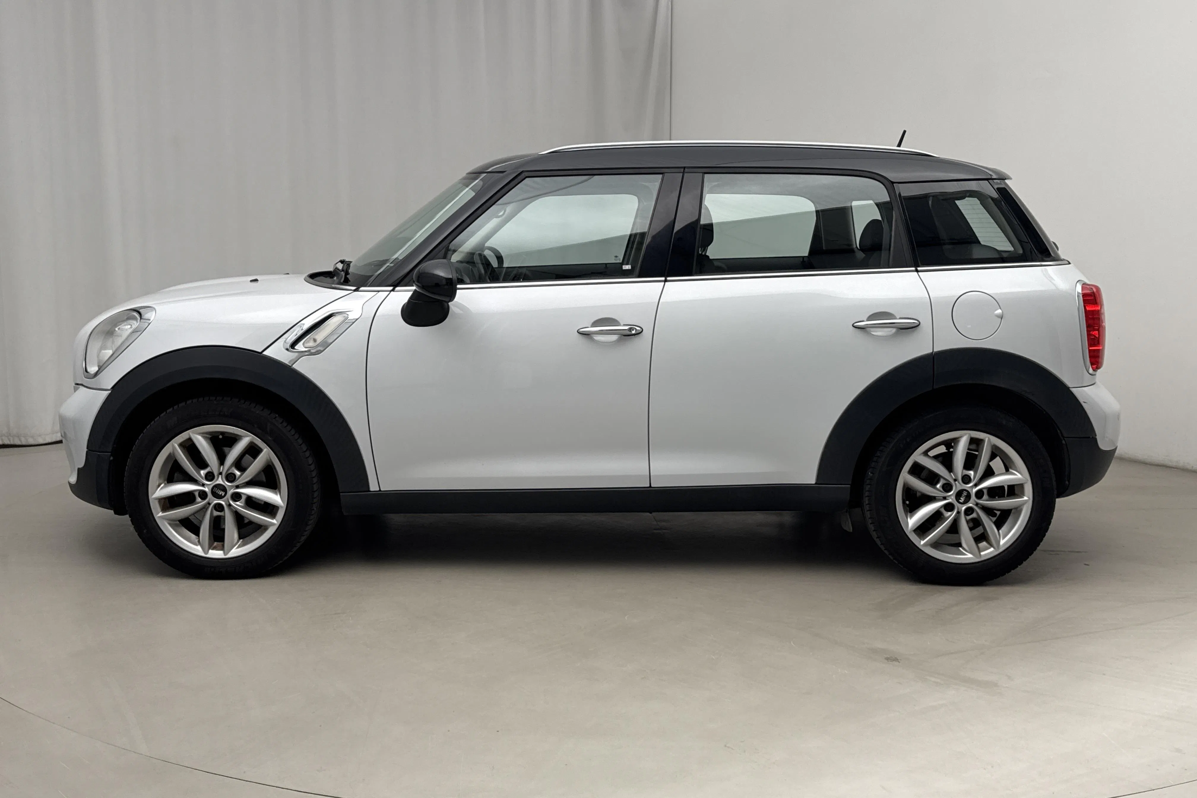 Presentationsfoto 2 av 17: MINI Cooper D Countryman (112hk) - 7 793 mil - Manuell - vit - 2012