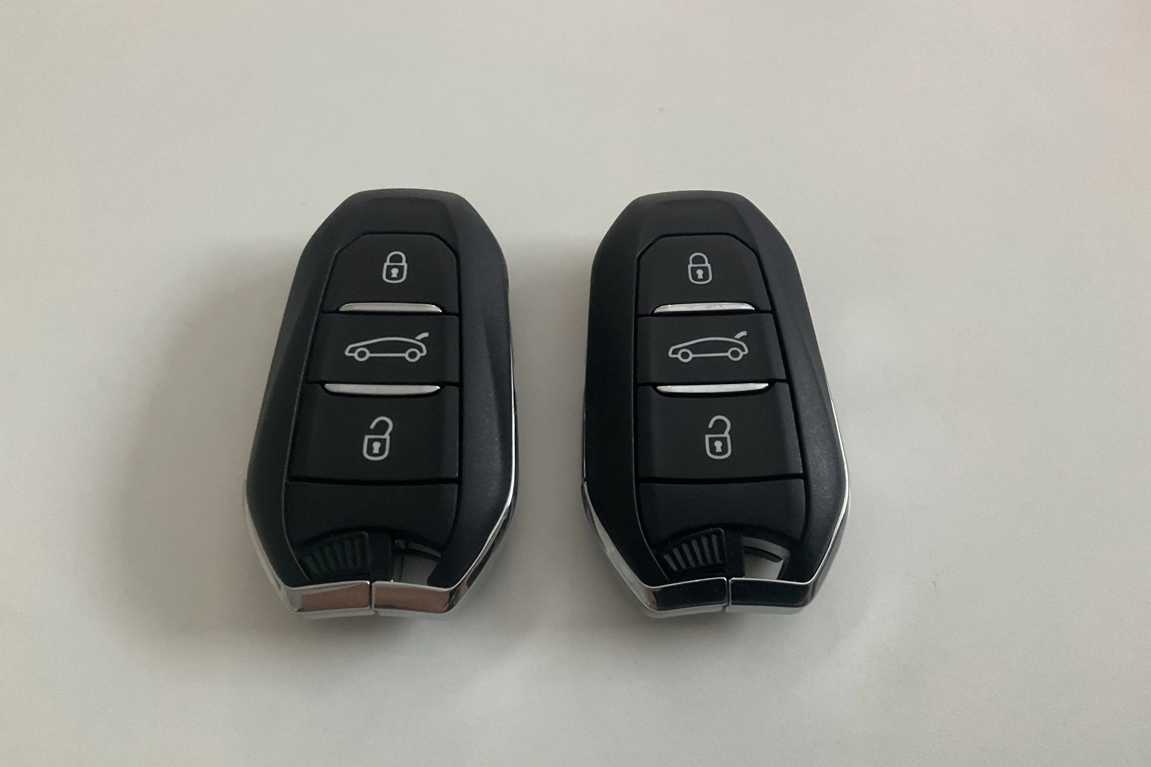 Presentationsfoto 18 av 18: Peugeot 3008 1.2 Hybrid (145hk) - 1 738 mil - Automat - vit - 2024