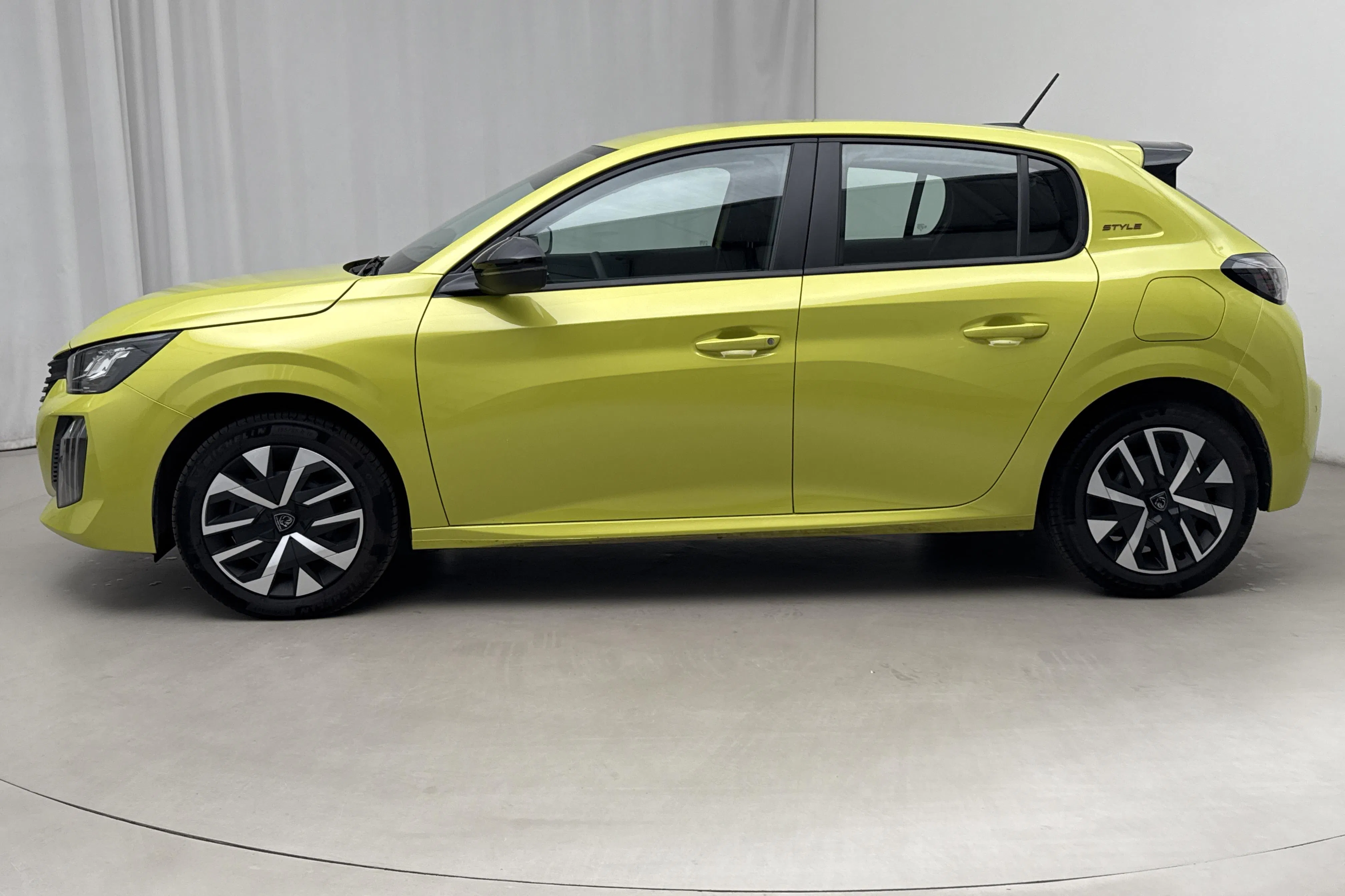 Presentationsfoto 2 av 13: Peugeot 208 1.2 Hybrid 5dr (110hk) - 753 mil - Automat - gul - 2025