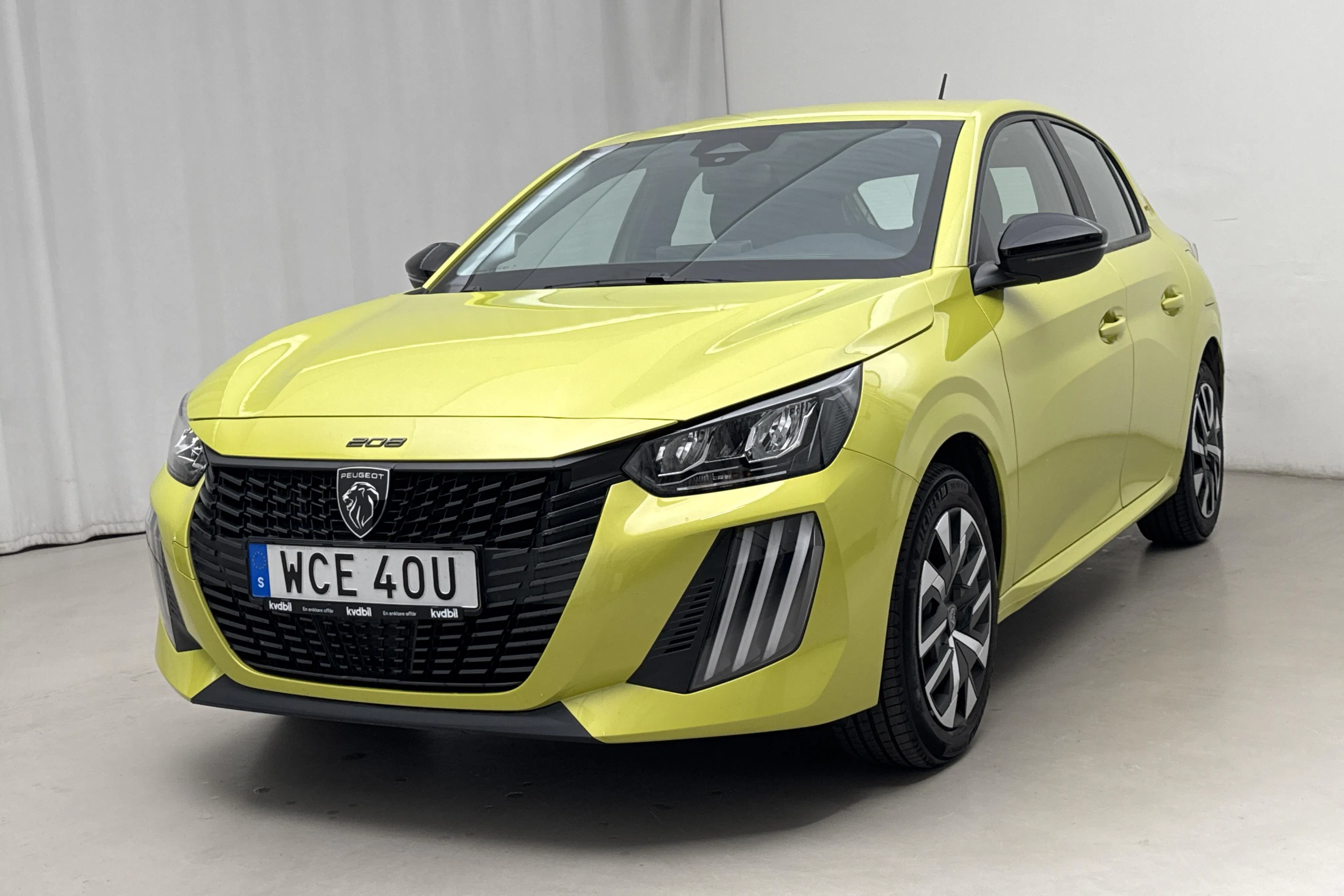 Presentationsfoto 1 av 13: Peugeot 208 1.2 Hybrid 5dr (110hk) - 753 mil - Automat - gul - 2025