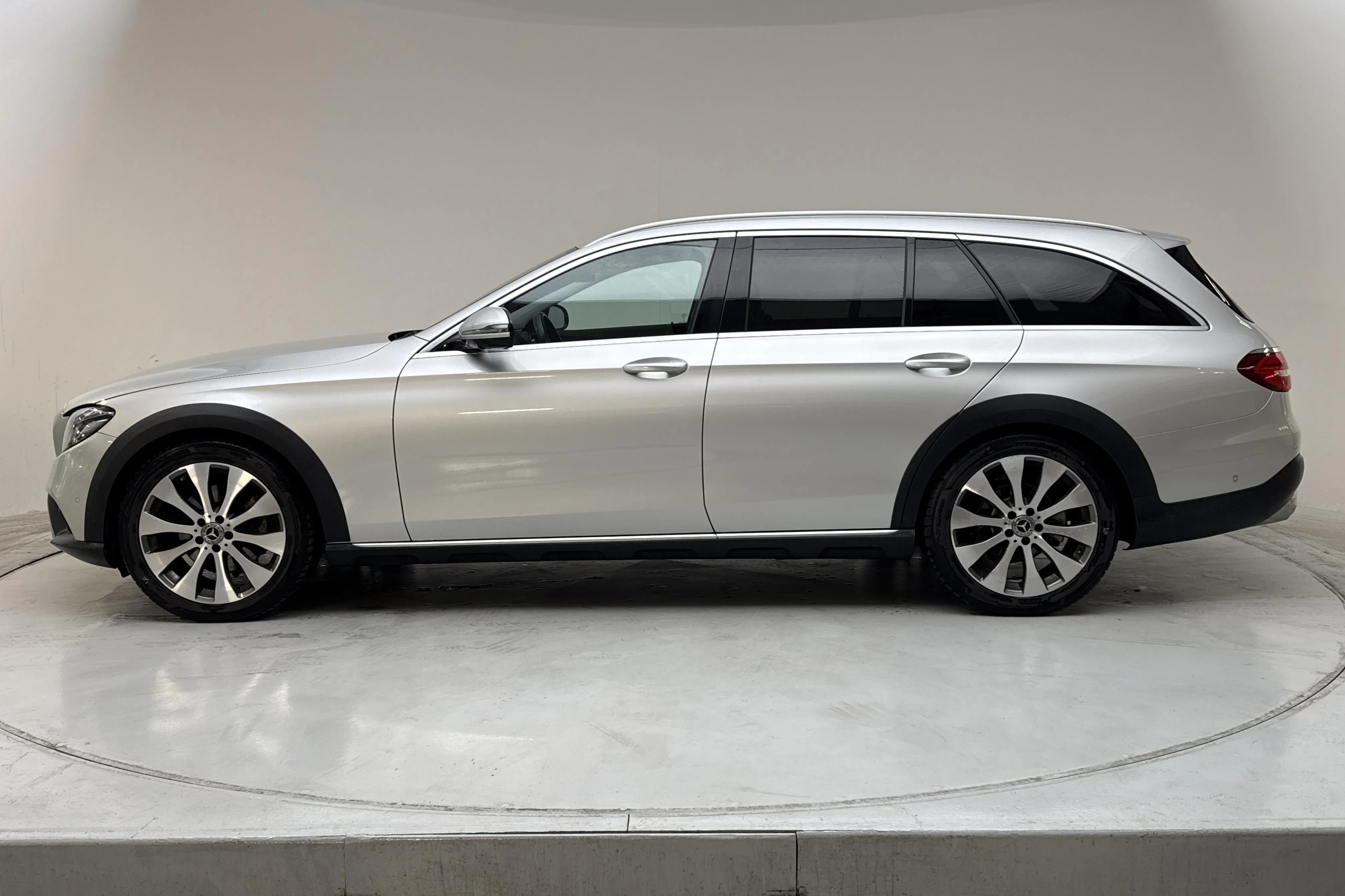 Presentation photo 2 of 20: Mercedes E 220 d 4MATIC Kombi All-Terrain S213 (194hk) - 109 300 km - Automatic - silver - 2019