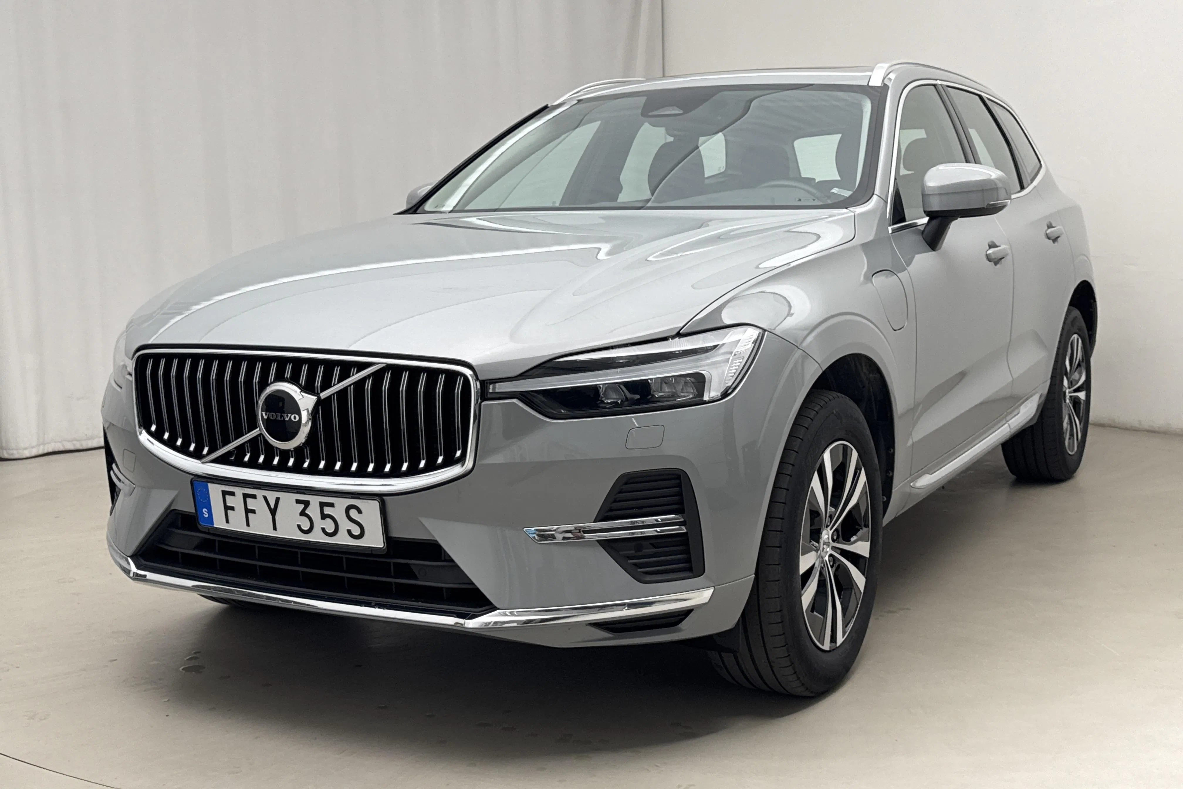 Presentationsfoto 1 av 22: Volvo XC60 T6 AWD Recharge (350hk) - 14 634 mil - Automat - grå - 2024