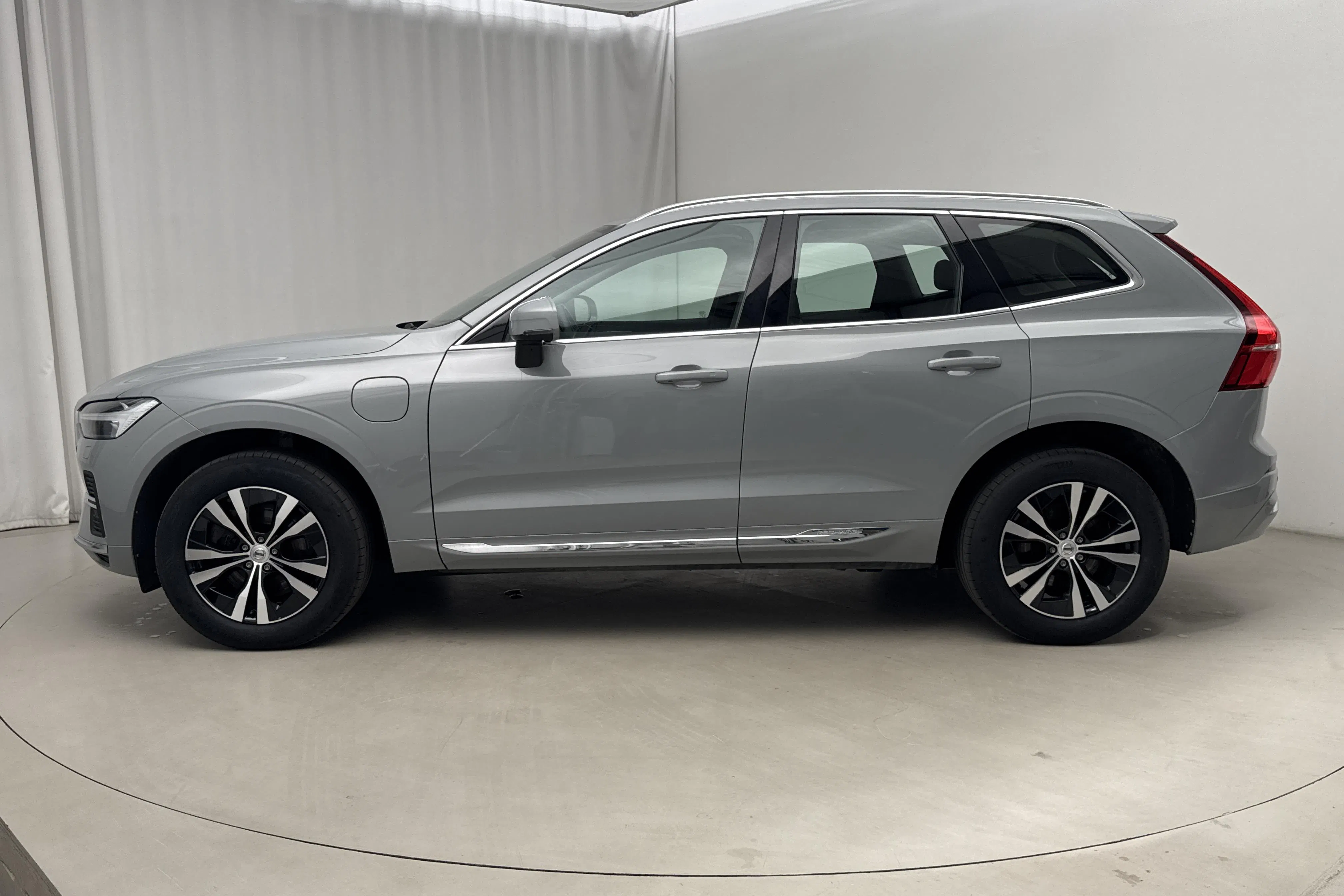 Presentationsfoto 2 av 22: Volvo XC60 T6 AWD Recharge (350hk) - 14 634 mil - Automat - grå - 2024