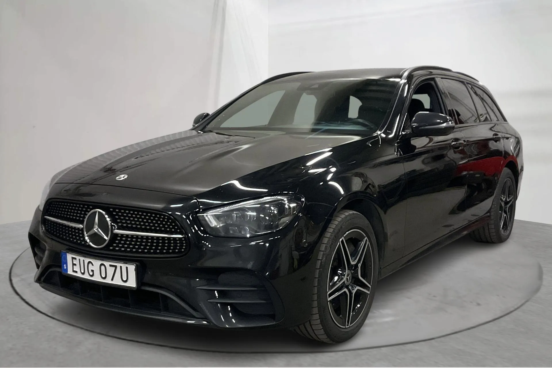 Presentationsfoto 1 av 17: Mercedes E 300 de Kombi 4MATIC S213 (306hk) - 14 599 mil - Automat - svart - 2023
