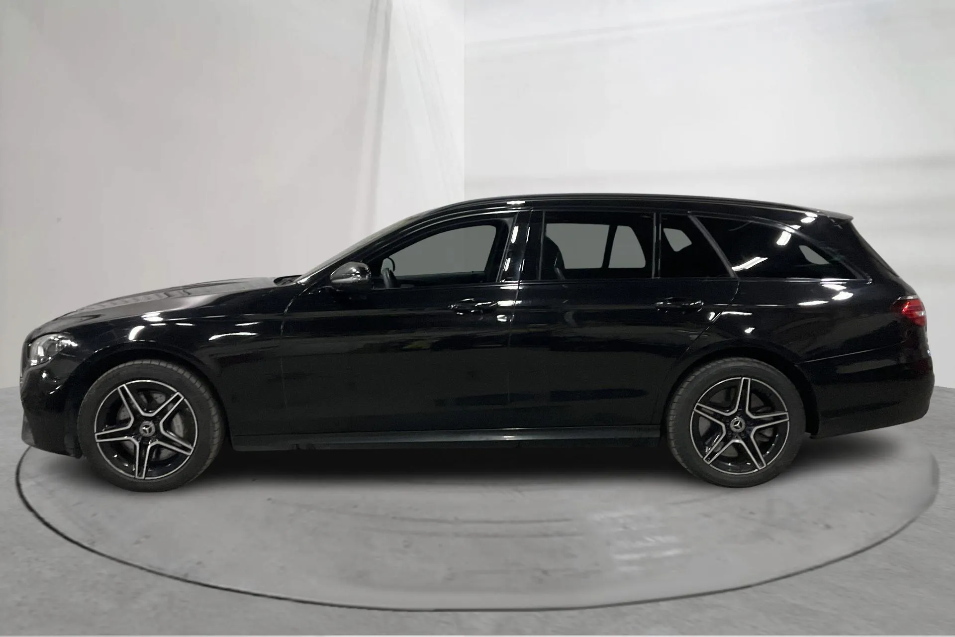 Presentationsfoto 2 av 17: Mercedes E 300 de Kombi 4MATIC S213 (306hk) - 14 599 mil - Automat - svart - 2023