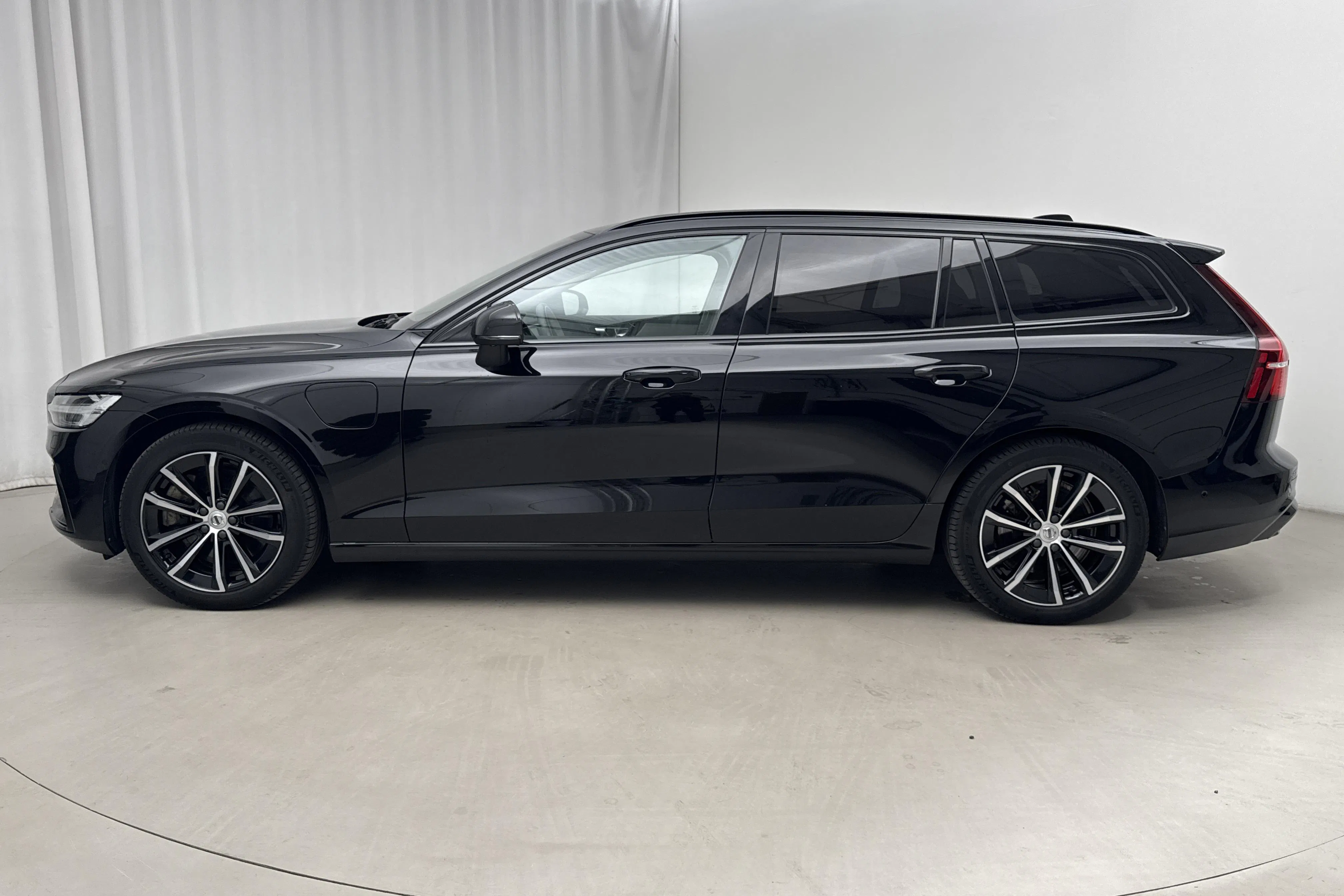 Presentation photo 2 of 20: Volvo V60 T6 AWD Recharge (350hk) - 90 120 km - Automatic - black - 2024