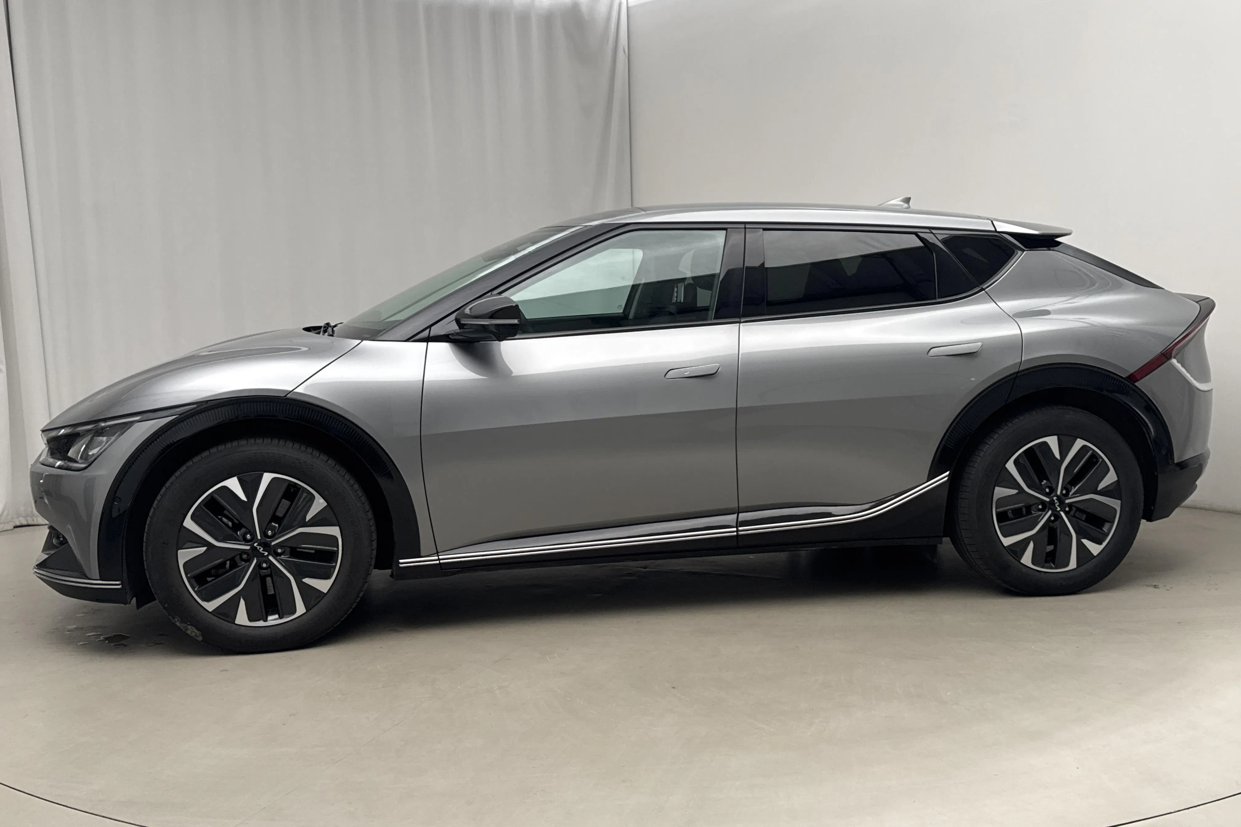 Presentationsfoto 2 av 25: KIA EV6 RWD (228hk) - 6 231 mil - Automat - grå - 2023