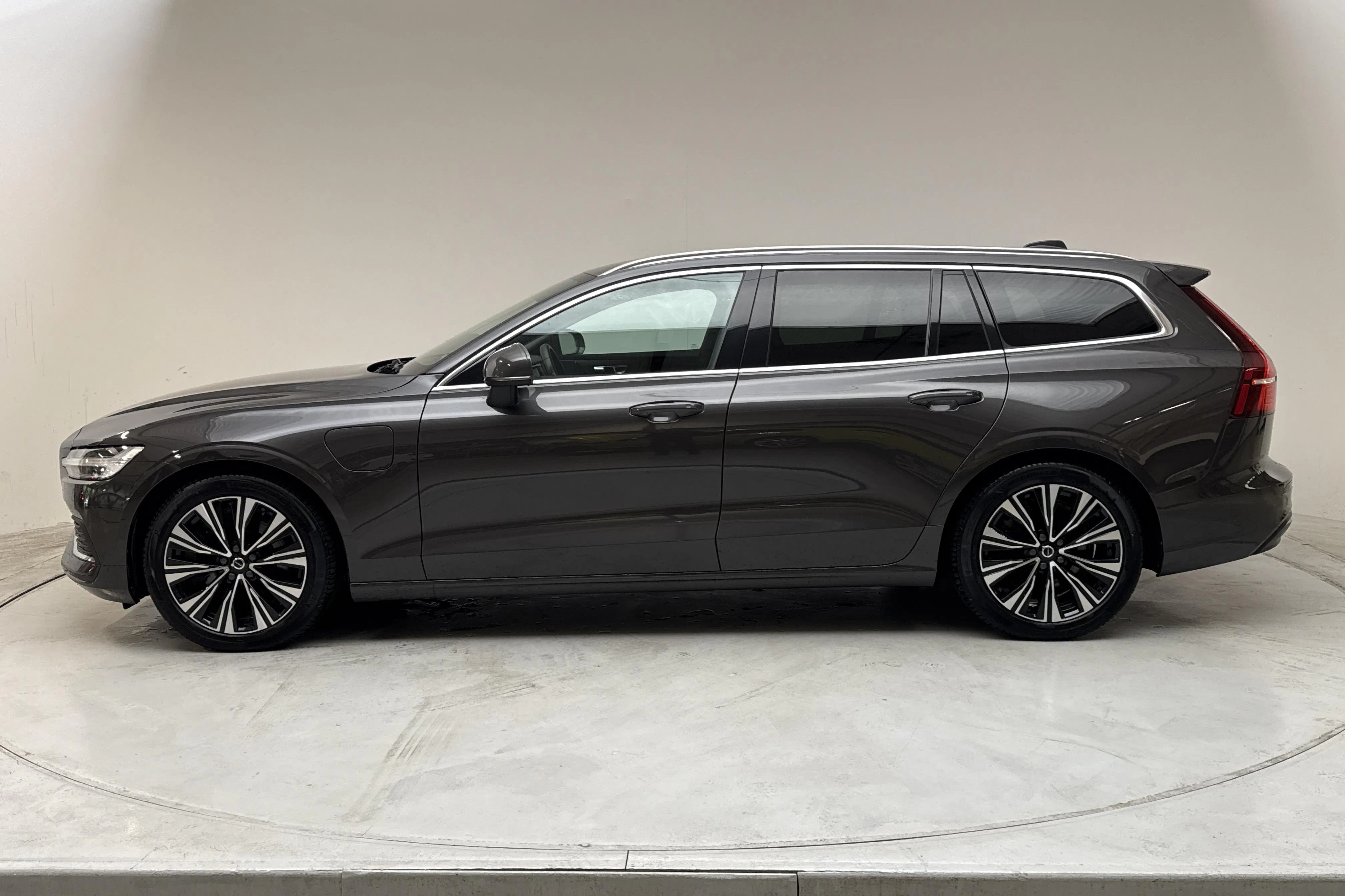 Presentationsfoto 2 av 13: Volvo V60 T6 AWD Recharge (350hk) - 9 299 mil - Automat - grå - 2024