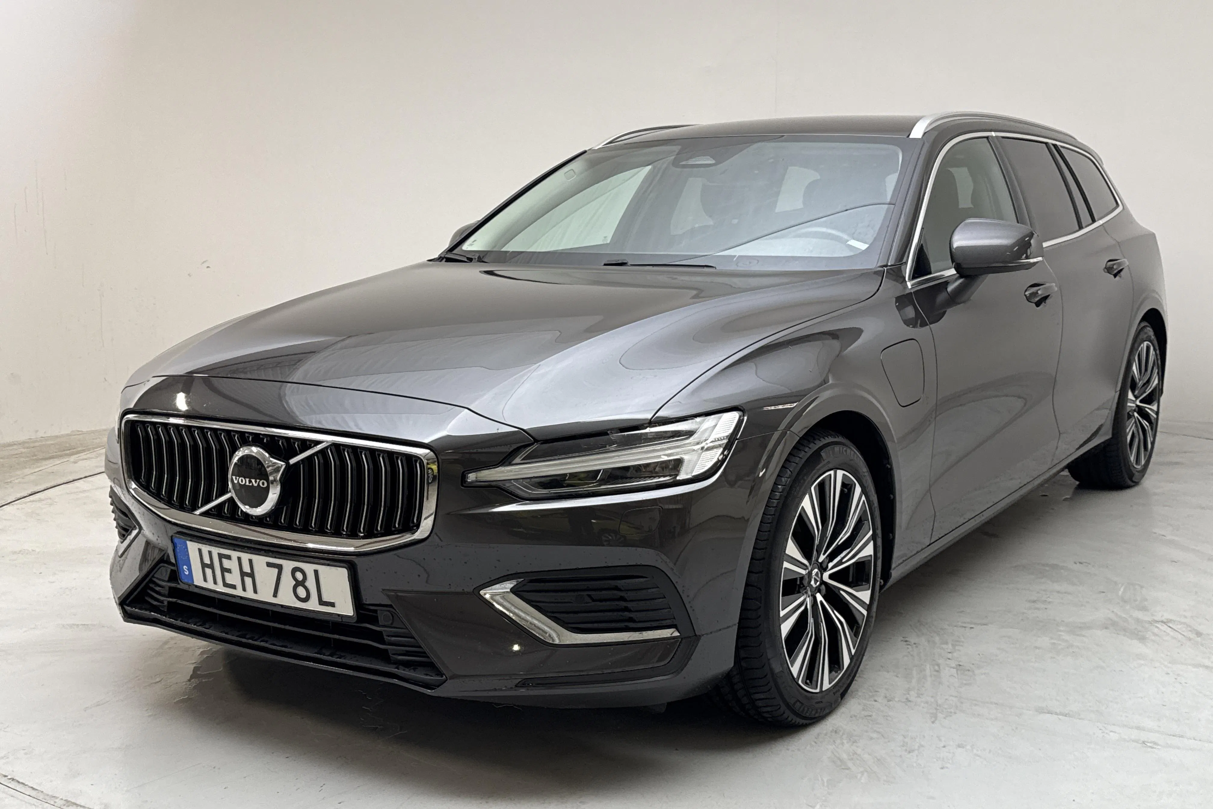Presentationsfoto 1 av 13: Volvo V60 T6 AWD Recharge (350hk) - 9 299 mil - Automat - grå - 2024