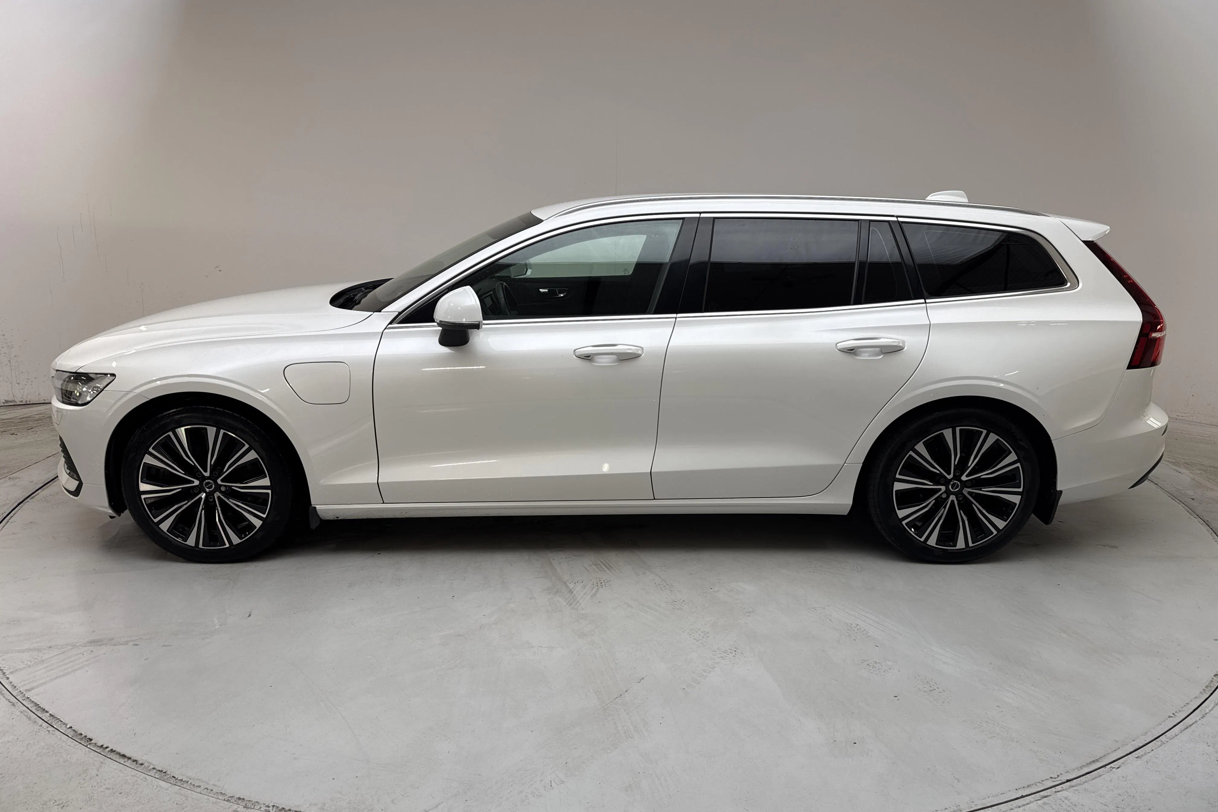 Presentation photo 2 of 15: Volvo V60 T6 AWD Recharge (350hk) - 120 090 km - Automatic - white - 2023
