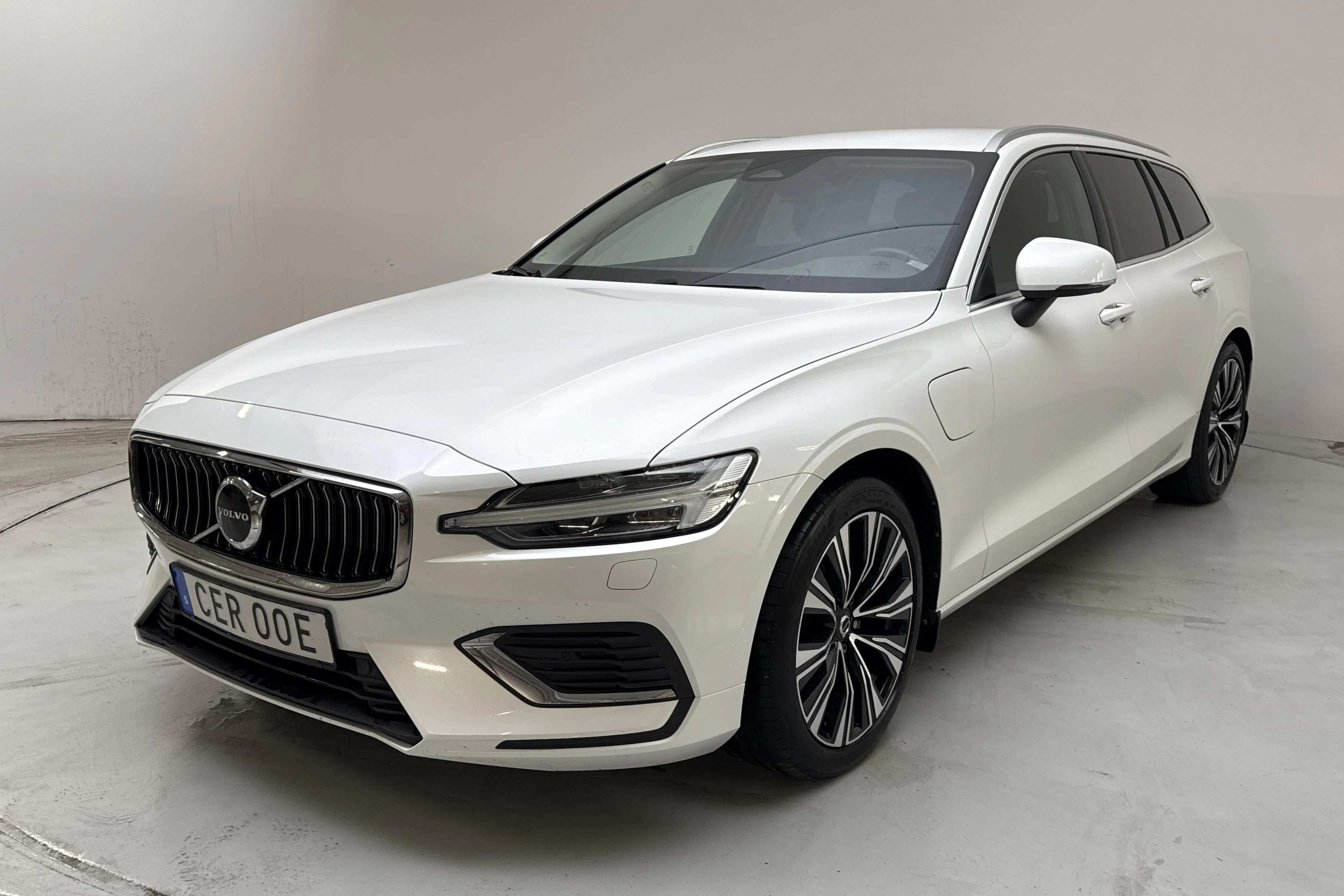 Presentation photo 1 of 15: Volvo V60 T6 AWD Recharge (350hk) - 120 090 km - Automatic - white - 2023