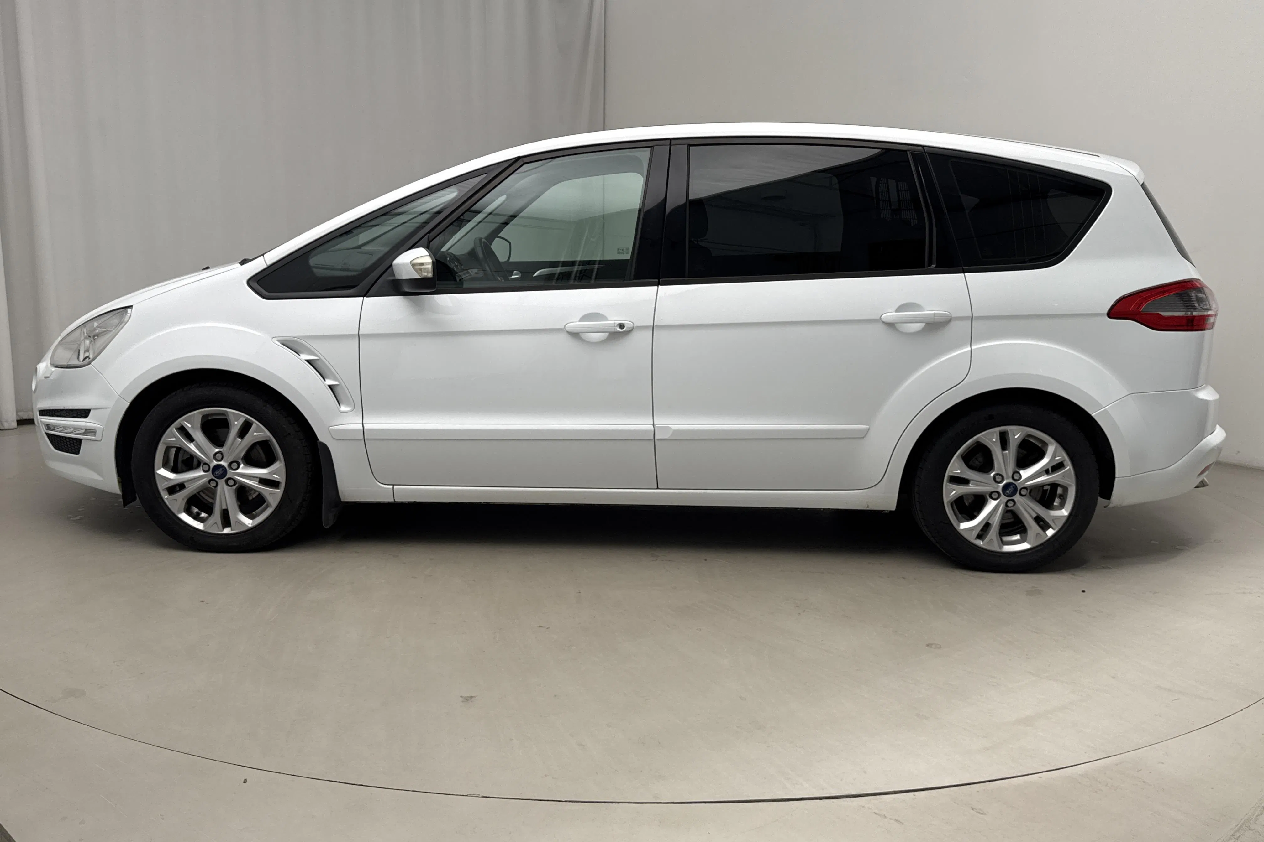 Presentationsfoto 2 av 18: Ford S-MAX 1.6 Duratorq TDCi (115hk) - 12 243 mil - Manuell - vit - 2013