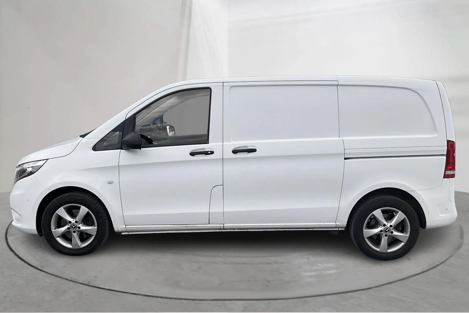 Presentationsfoto 2 av 15: Mercedes Vito 119 BlueTEC 4MATIC W640 (190hk) - 20 112 mil - Automat - vit - 2020
