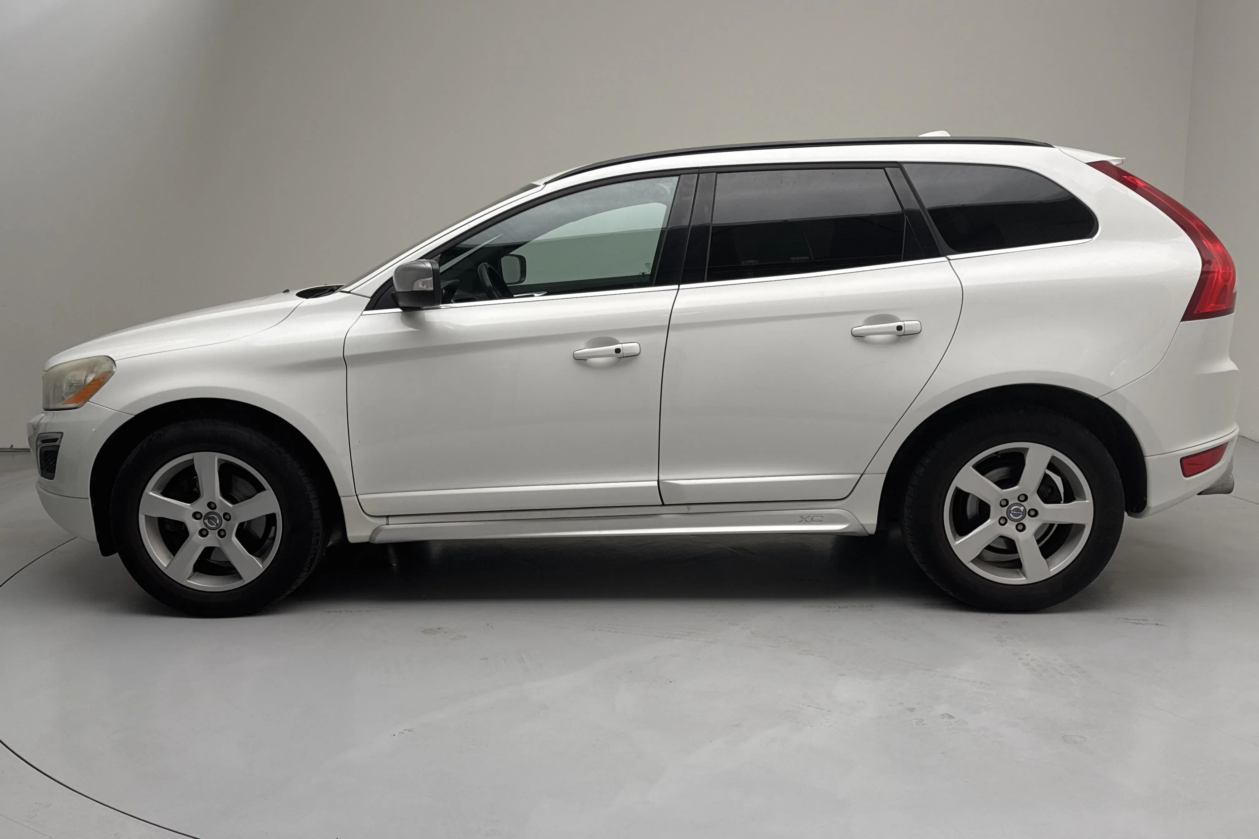 Presentationsfoto 2 av 16: Volvo XC60 D4 AWD (163hk) - 13 683 mil - Automat - vit - 2013