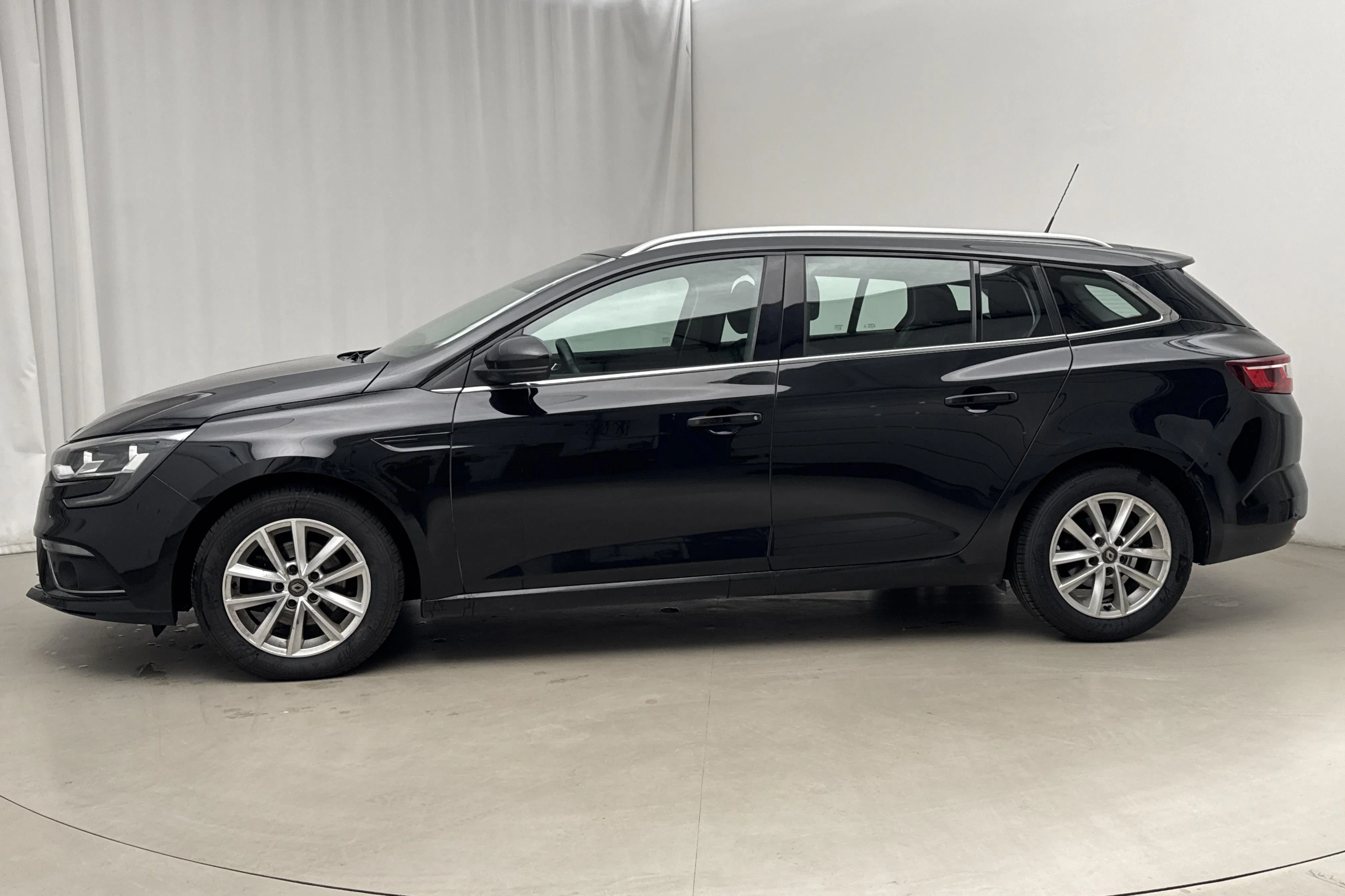 Presentation photo 2 of 16: Renault Mégane 1.3 TCe Sport Tourer (140hk) - 113 030 km - Automatic - black - 2019