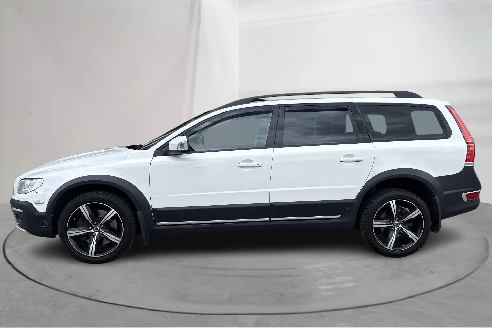Presentationsfoto 2 av 13: Volvo XC70 II D5 AWD (215hk) - 29 832 mil - Automat - vit - 2015
