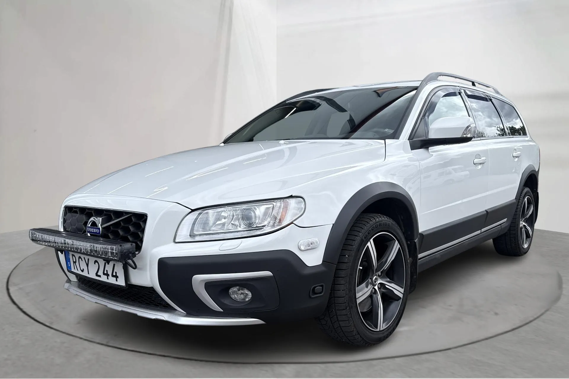 Presentationsfoto 1 av 13: Volvo XC70 II D5 AWD (215hk) - 29 832 mil - Automat - vit - 2015