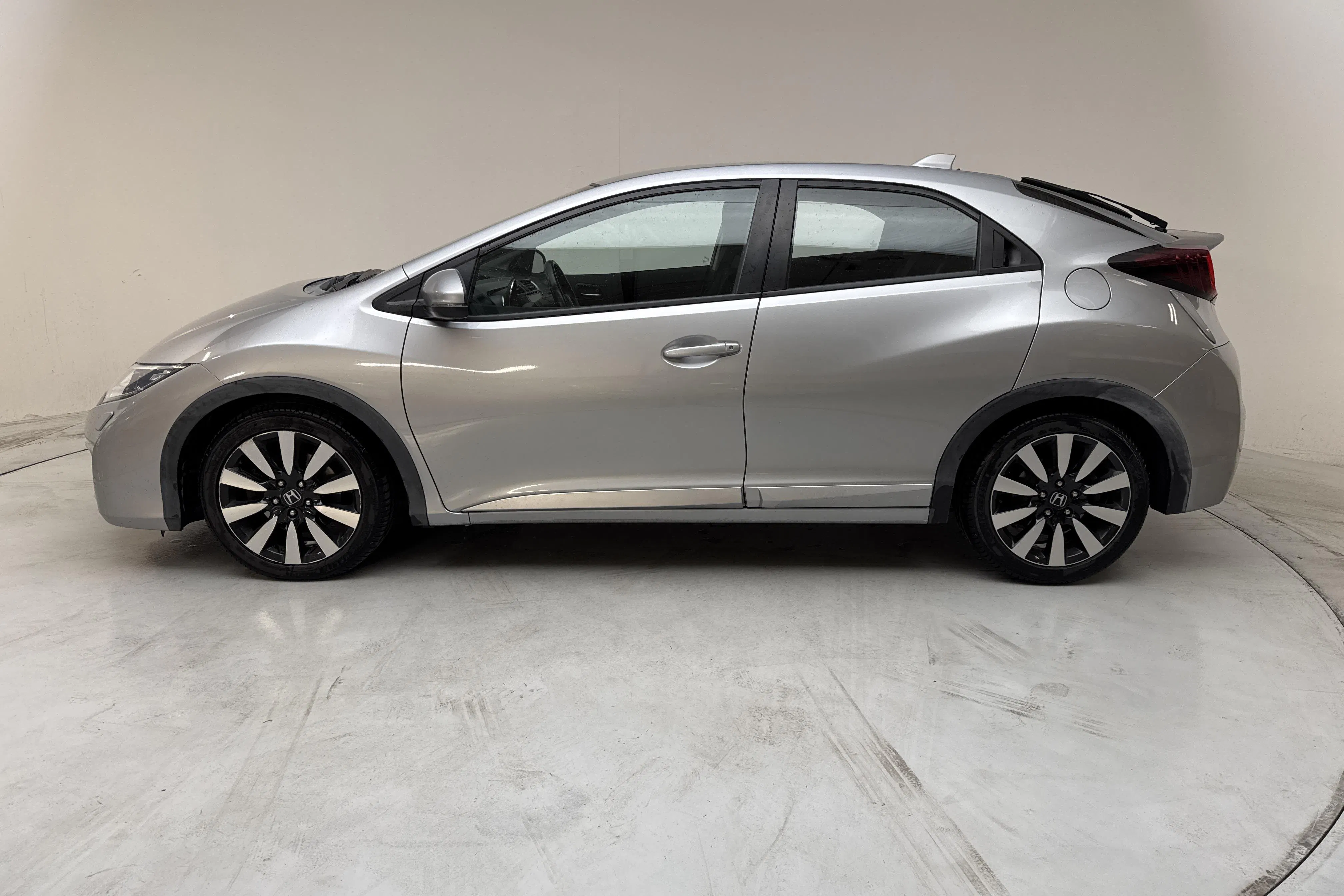 Presentationsfoto 2 av 13: Honda Civic 1.6 i-DTEC 5dr (120hk) - 20 960 mil - Manuell - silver - 2016