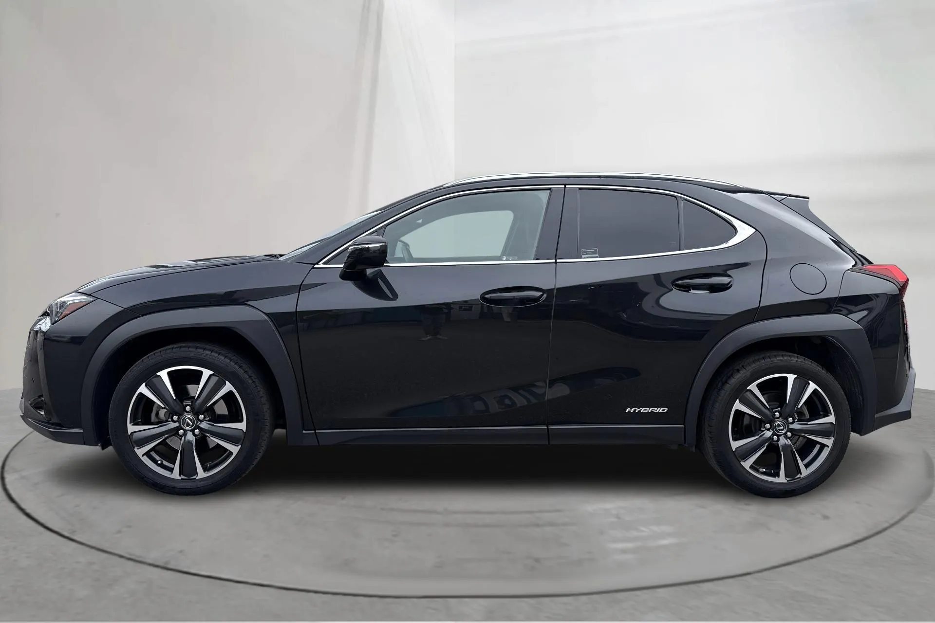 Presentation photo 2 of 14: Lexus UX 250h (178hk) - 100 470 km - Automatic - black - 2019
