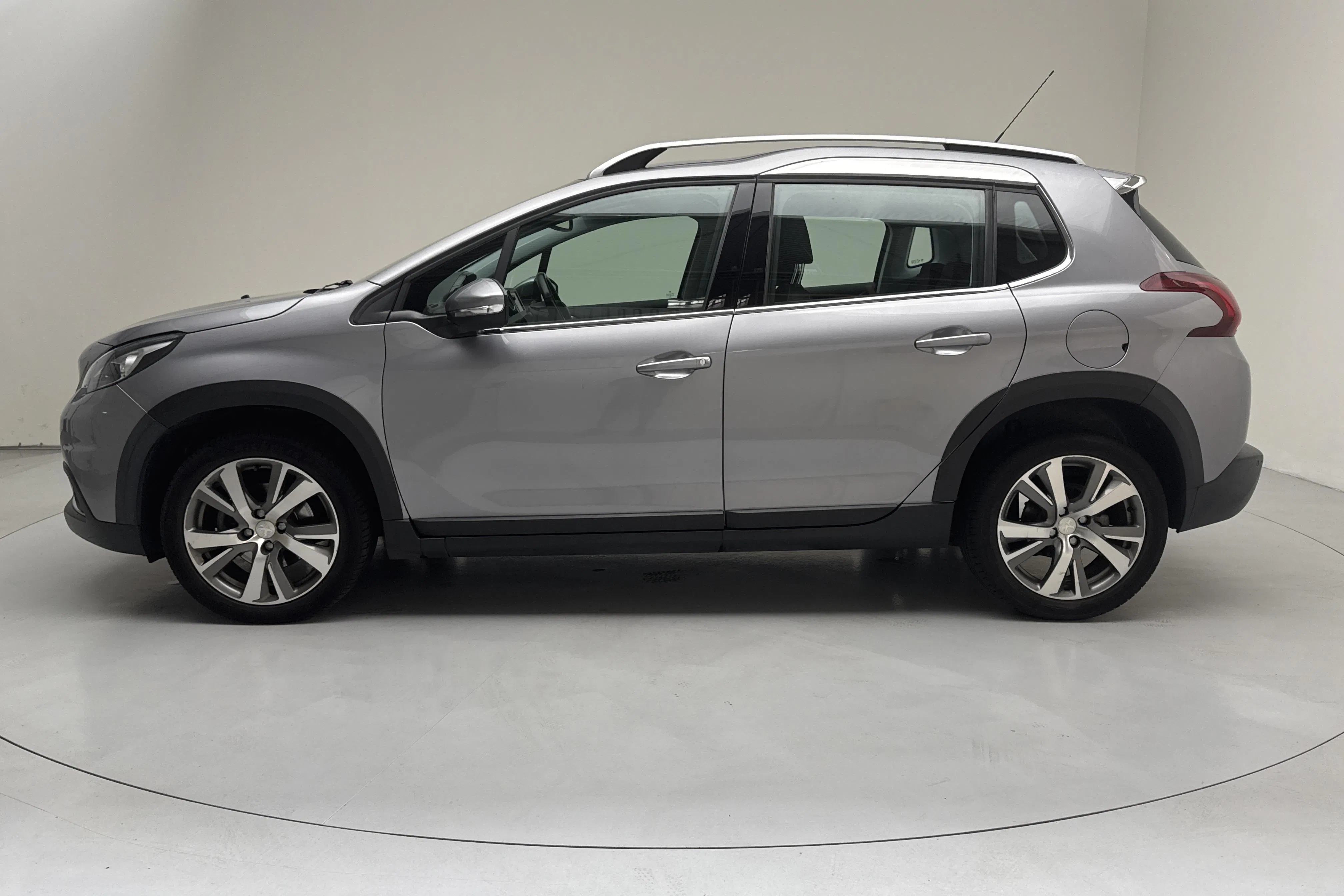Presentationsfoto 2 av 14: Peugeot 2008 PureTech (110hk) - 6 805 mil - Automat - grå - 2019