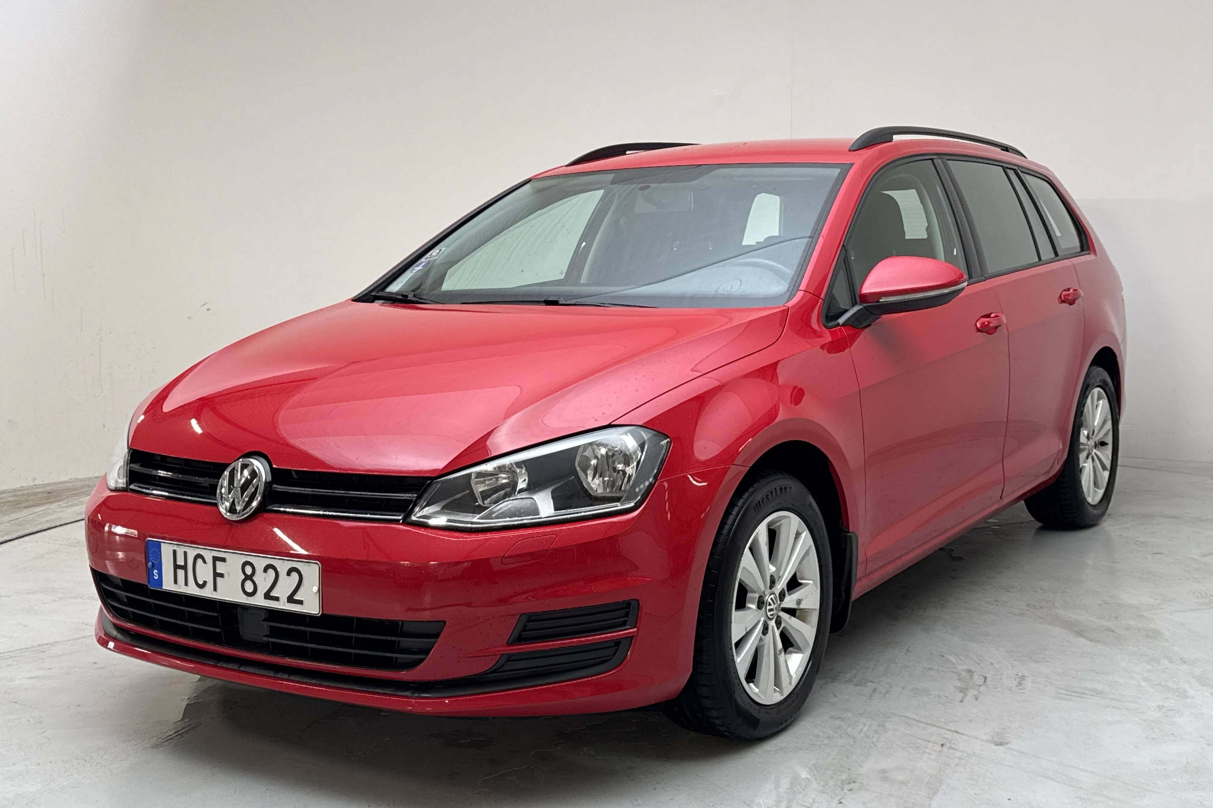 Presentation photo 1 of 11: VW Golf VII 1.2 TSI Sportscombi (110hk) - 129 910 km - Automatic - red - 2016