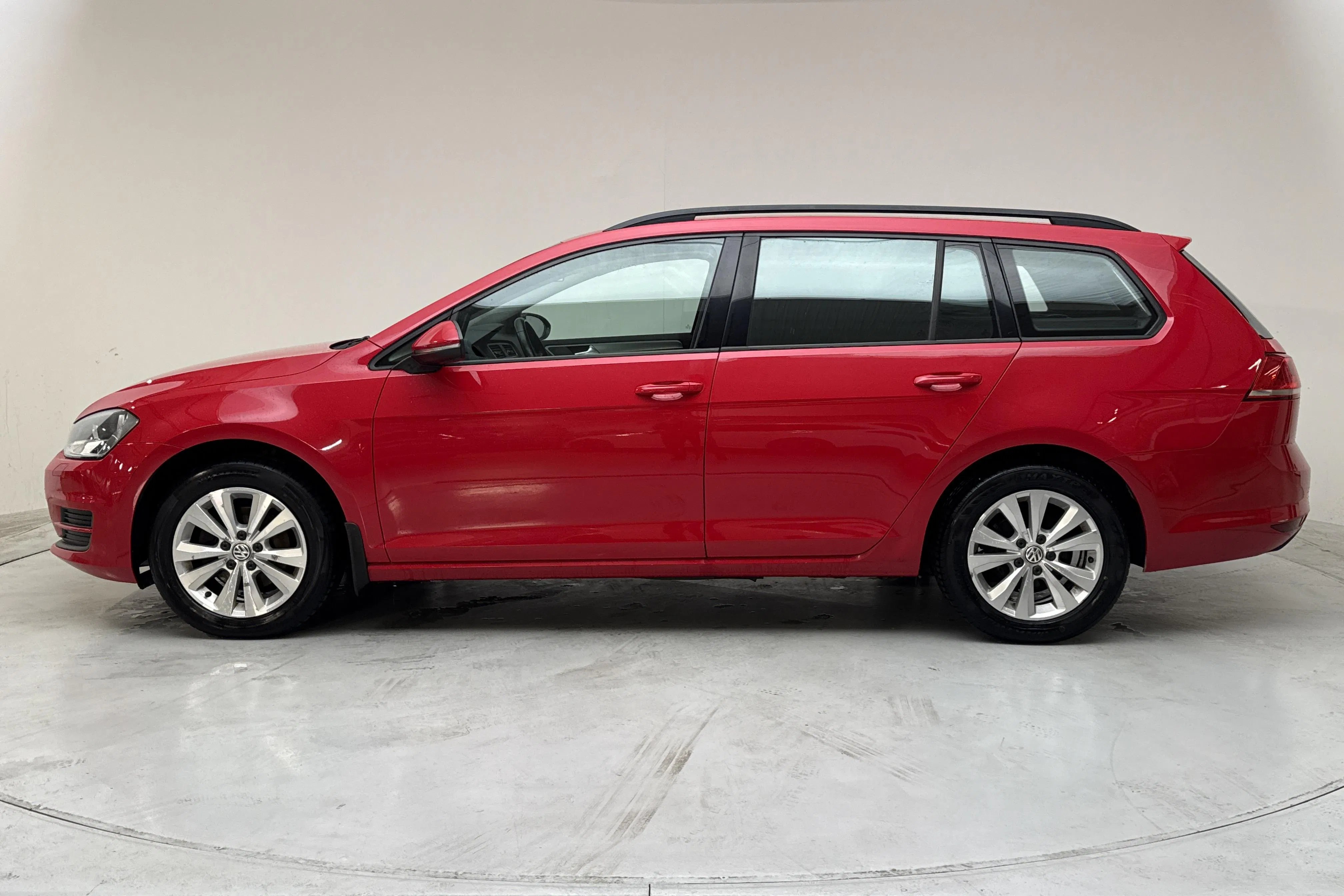 Presentation photo 2 of 11: VW Golf VII 1.2 TSI Sportscombi (110hk) - 129 910 km - Automatic - red - 2016