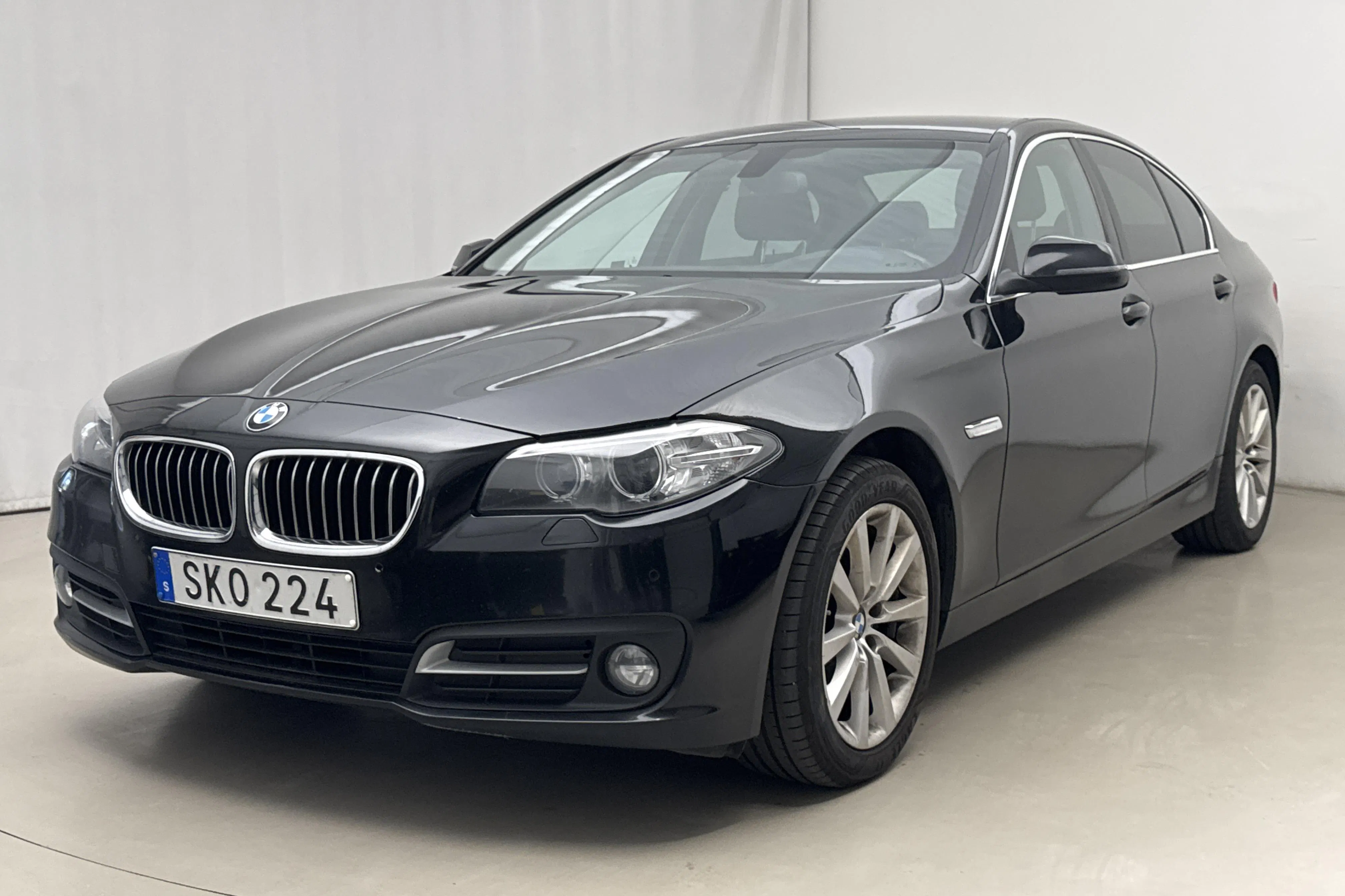 Presentationsfoto 1 av 15: BMW 520d xDrive Sedan, F10 (190hk) - 16 129 mil - Automat - svart - 2016