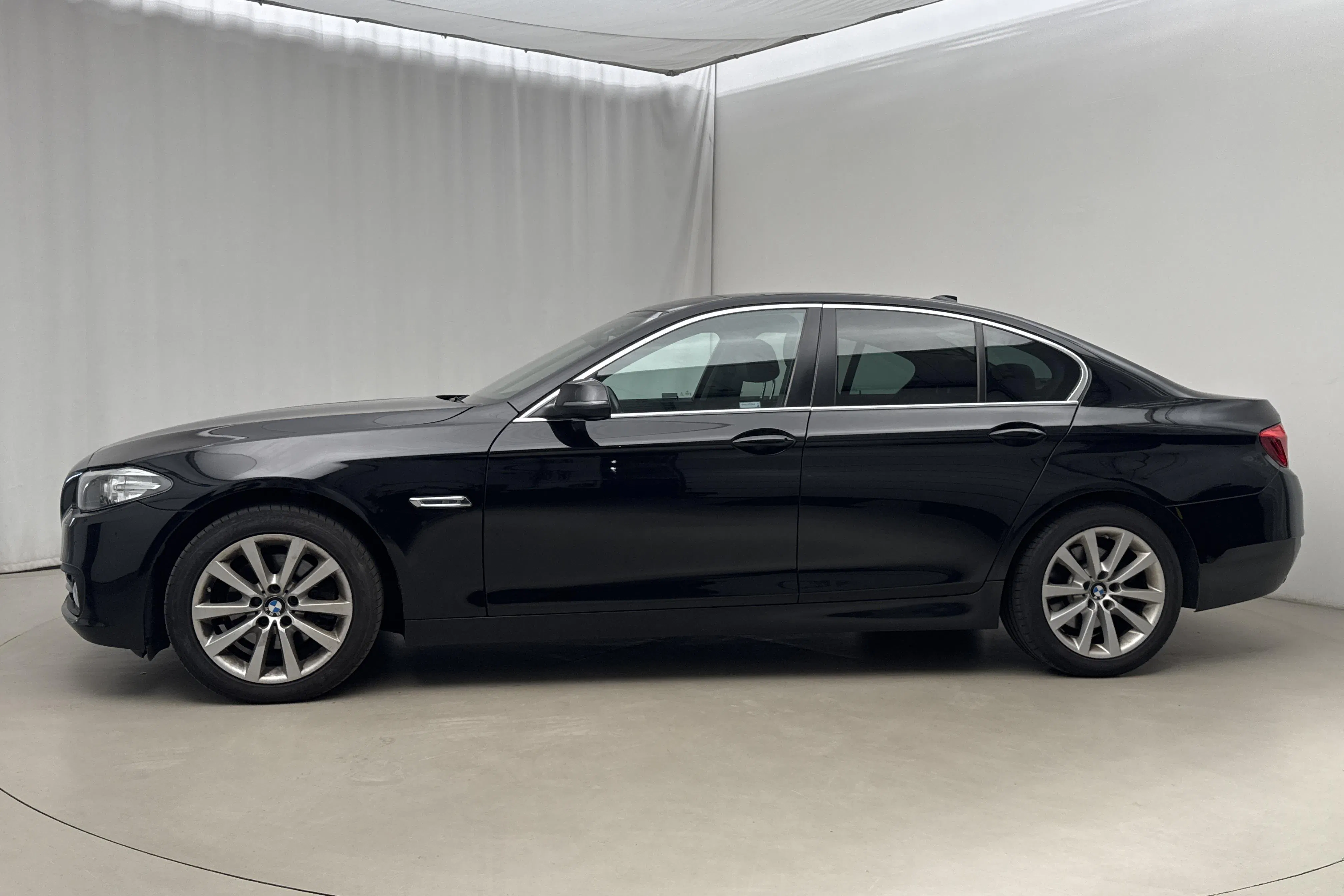 Presentationsfoto 2 av 15: BMW 520d xDrive Sedan, F10 (190hk) - 16 129 mil - Automat - svart - 2016