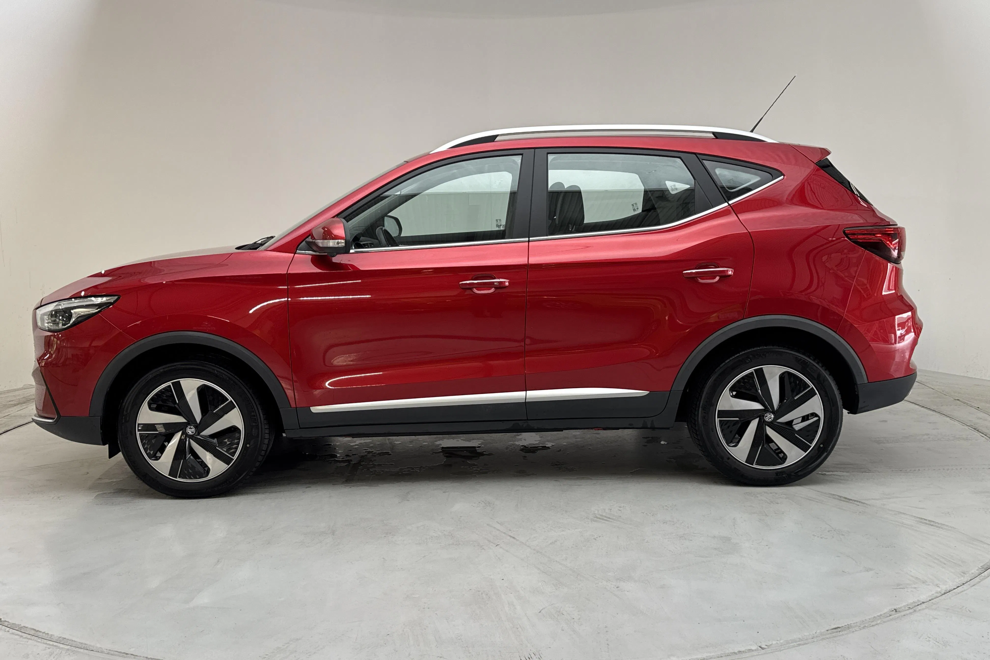 Presentation photo 2 of 16: MG ZS EV (156hk) - 75 090 km - Automatic - red - 2022