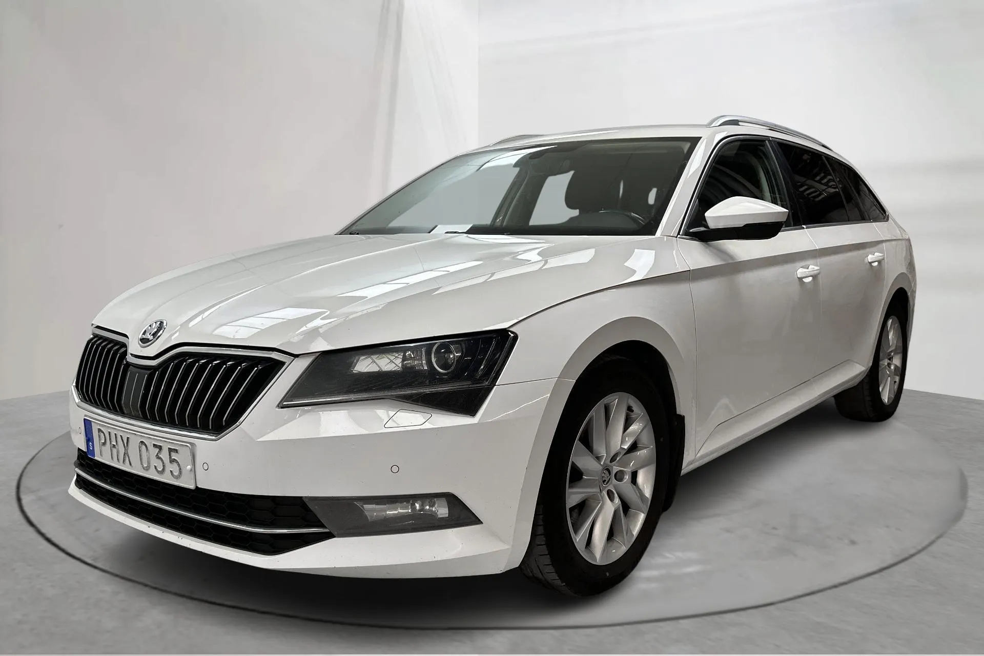 Presentation photo 1 of 16: Skoda Superb 2.0 TDI 4x4 Kombi (190hk) - 252 450 km - Automatic - white - 2017