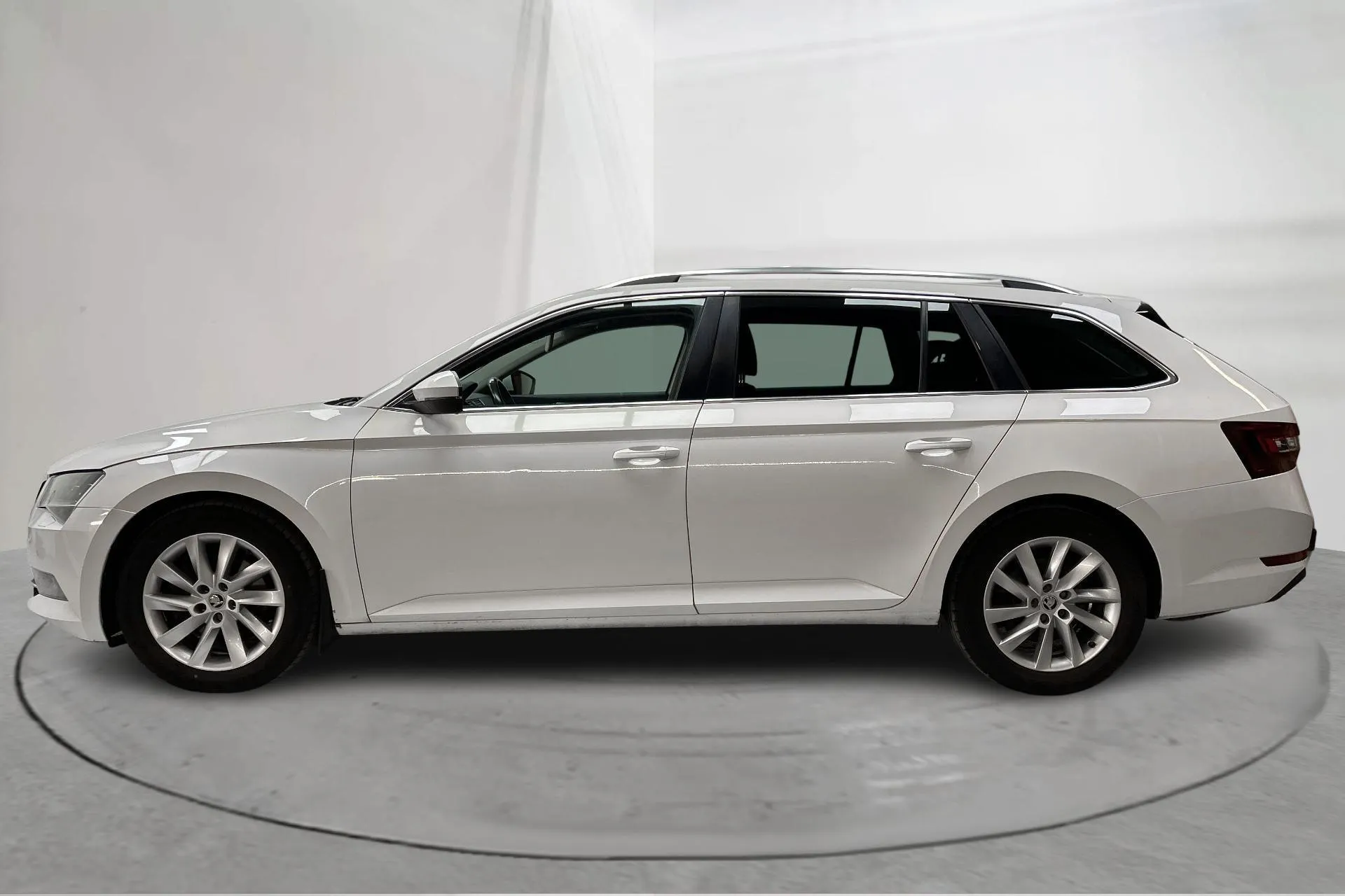 Presentation photo 2 of 16: Skoda Superb 2.0 TDI 4x4 Kombi (190hk) - 252 450 km - Automatic - white - 2017