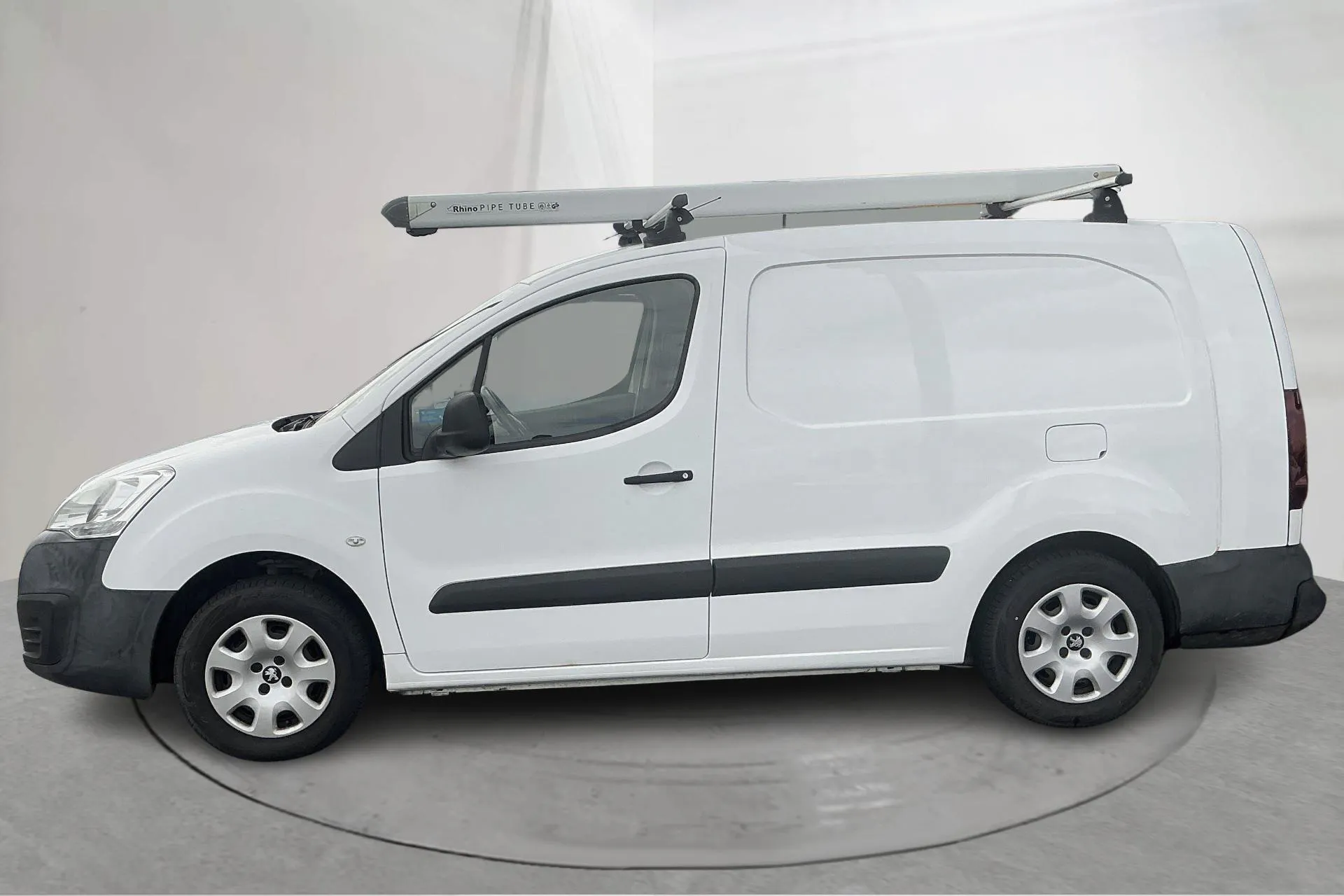 Presentationsfoto 2 av 15: Peugeot Partner 1.6 BlueHDI Skåp (100hk) - 7 708 mil - Manuell - vit - 2018