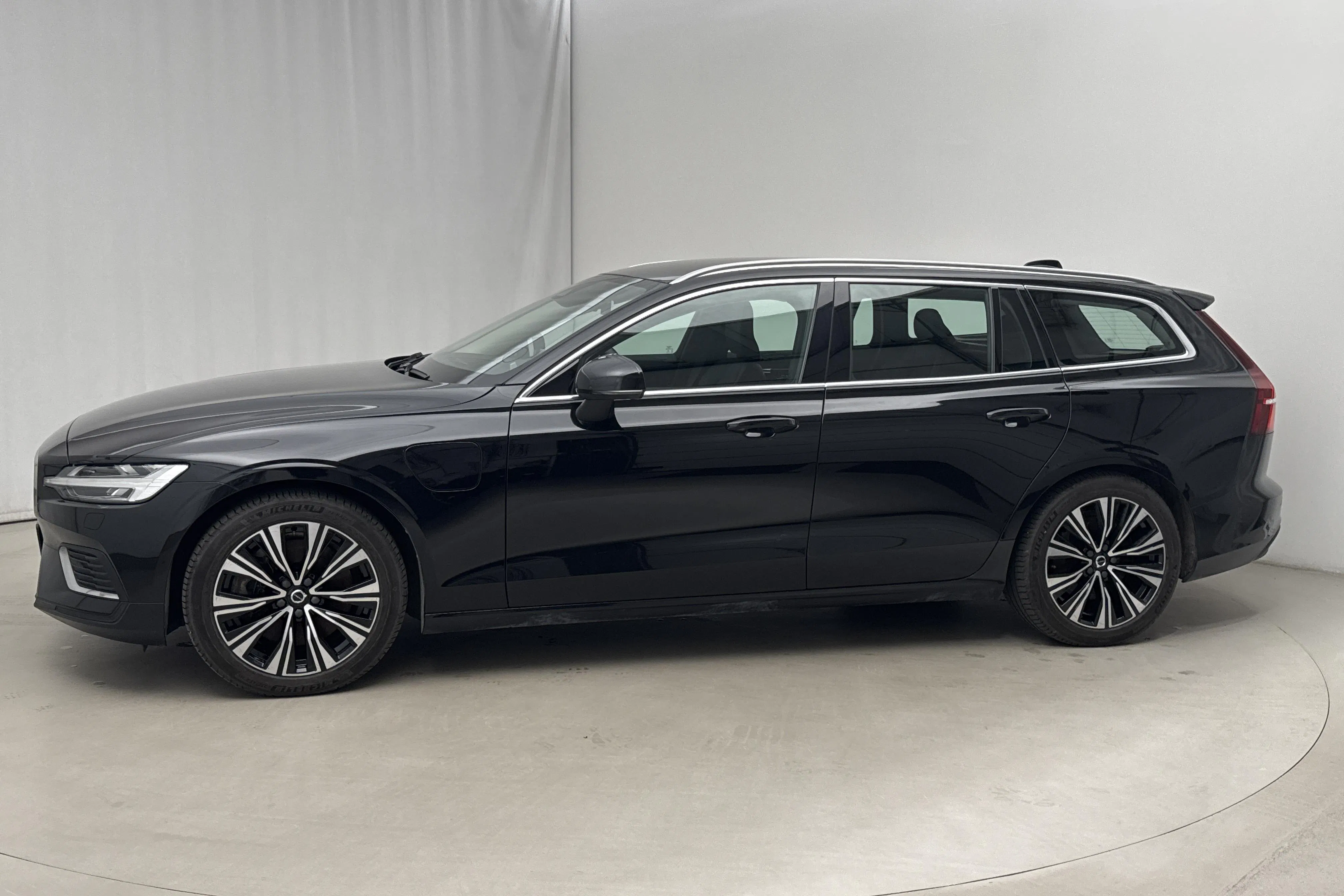 Presentationsfoto 2 av 20: Volvo V60 T6 AWD Recharge (350hk) - 9 440 mil - Automat - svart - 2023