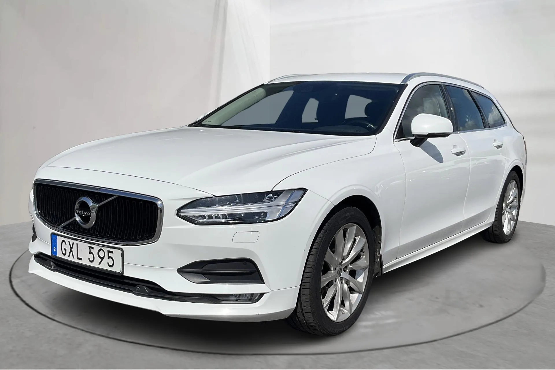 Presentationsfoto 1 av 16: Volvo V90 D4 (190hk) - 15 473 mil - Automat - vit - 2019
