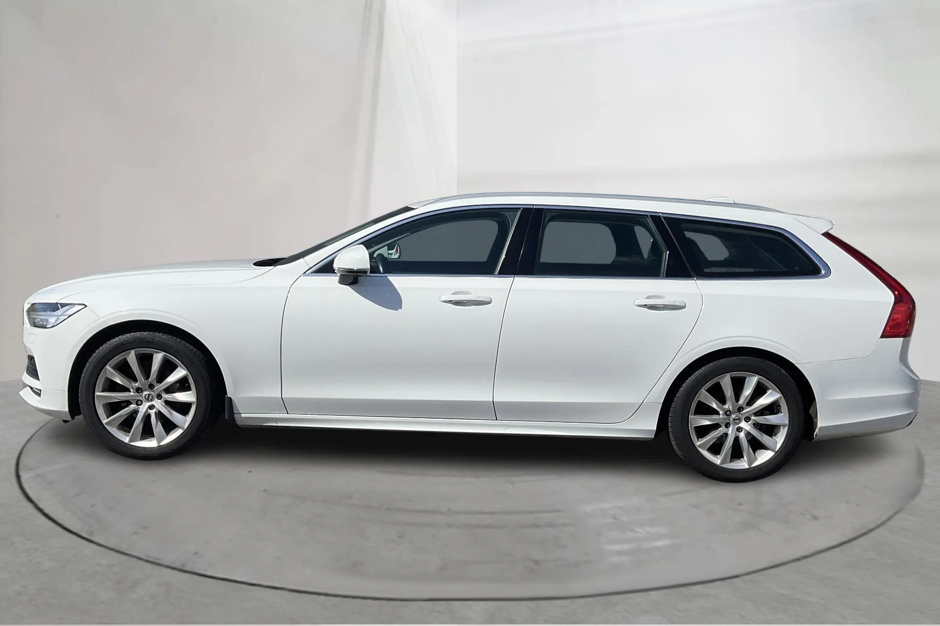 Presentationsfoto 2 av 16: Volvo V90 D4 (190hk) - 15 473 mil - Automat - vit - 2019