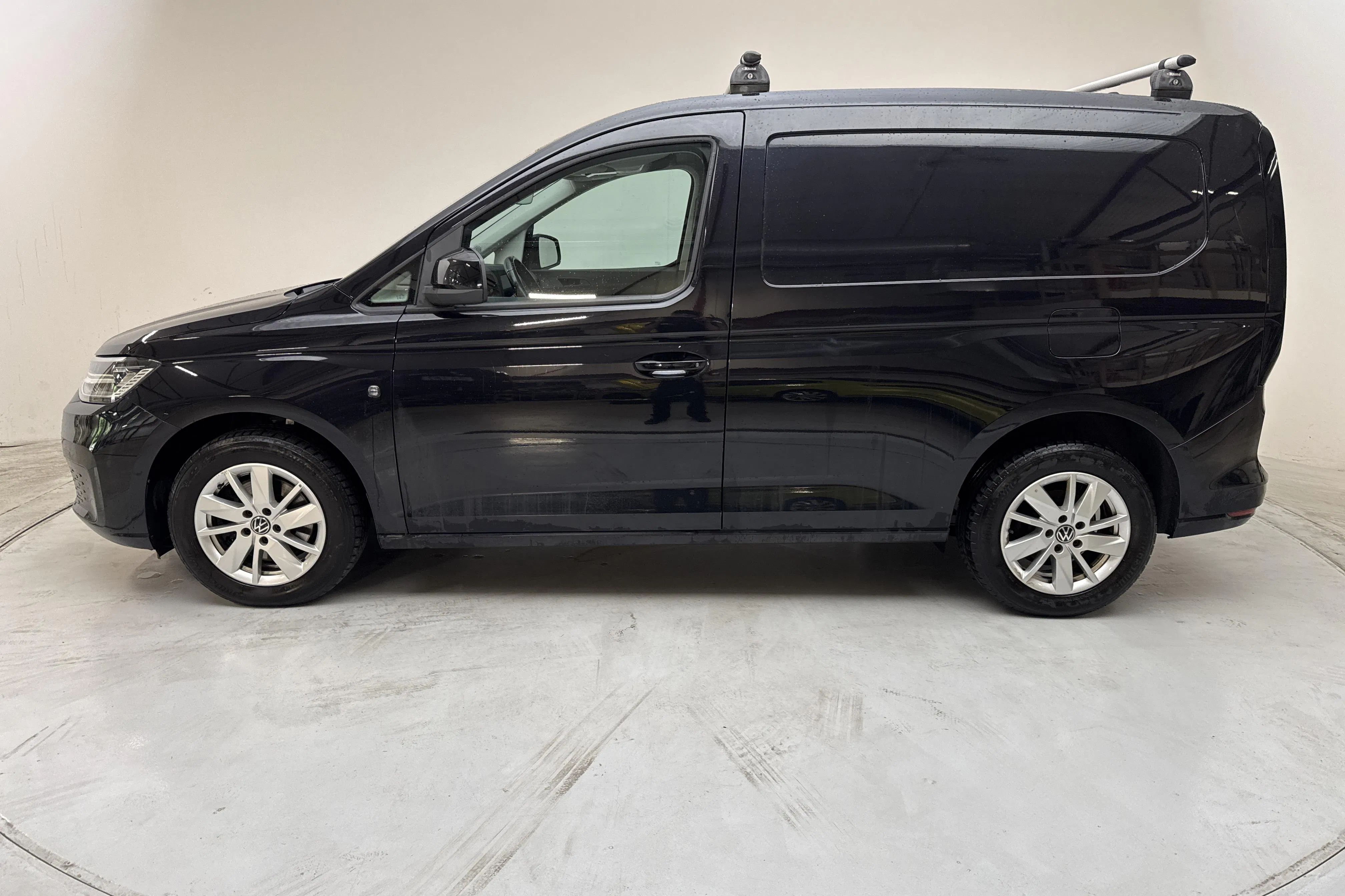 Presentationsfoto 2 av 11: VW Caddy Cargo 2.0 TDI Skåp (122hk) - 8 136 mil - Automat - svart - 2021