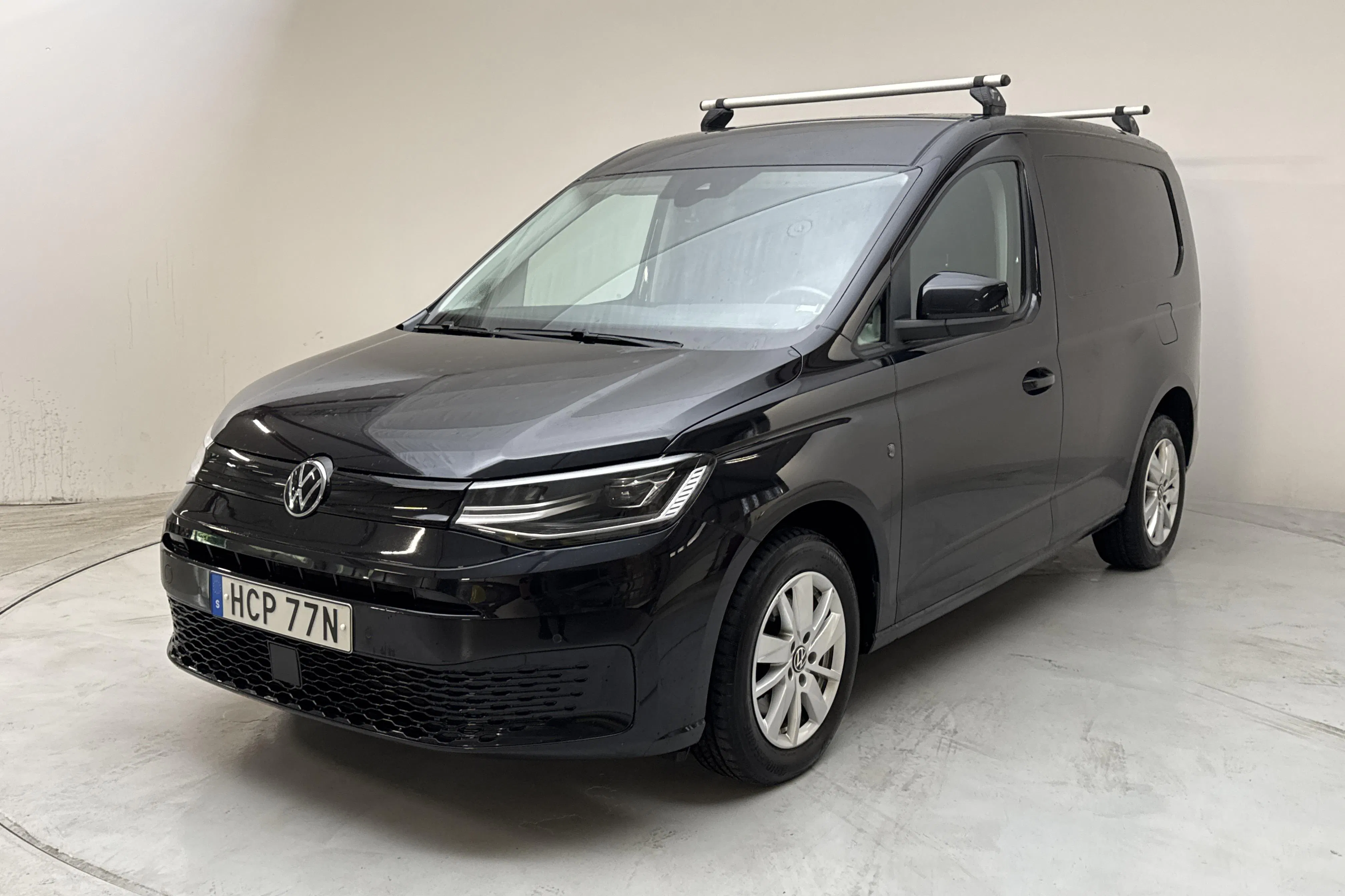 Presentationsfoto 1 av 11: VW Caddy Cargo 2.0 TDI Skåp (122hk) - 8 136 mil - Automat - svart - 2021