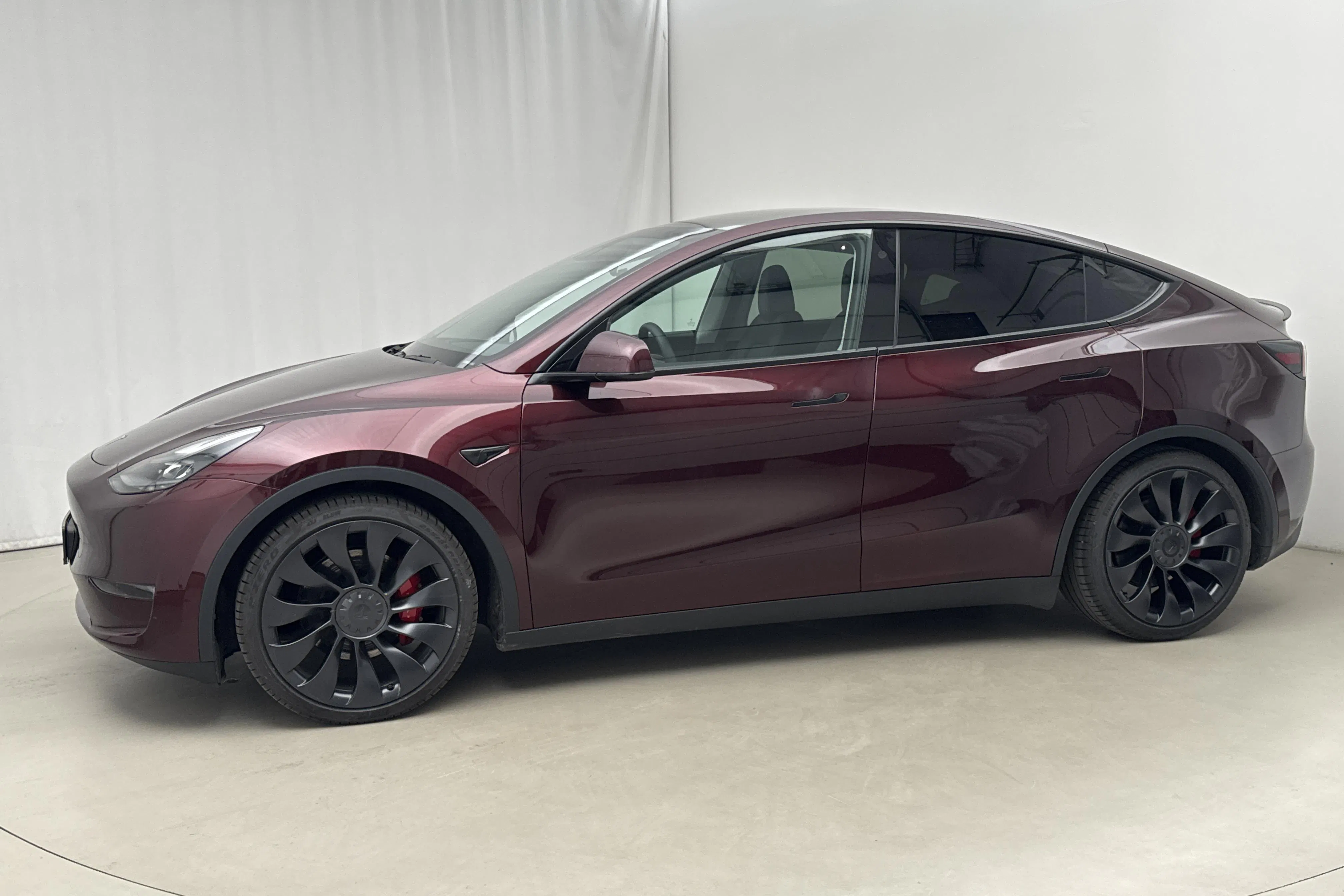 Presentation photo 2 of 22: Tesla Model Y Performance Dual Motor AWD - 39 430 km - Automatic - red - 2024