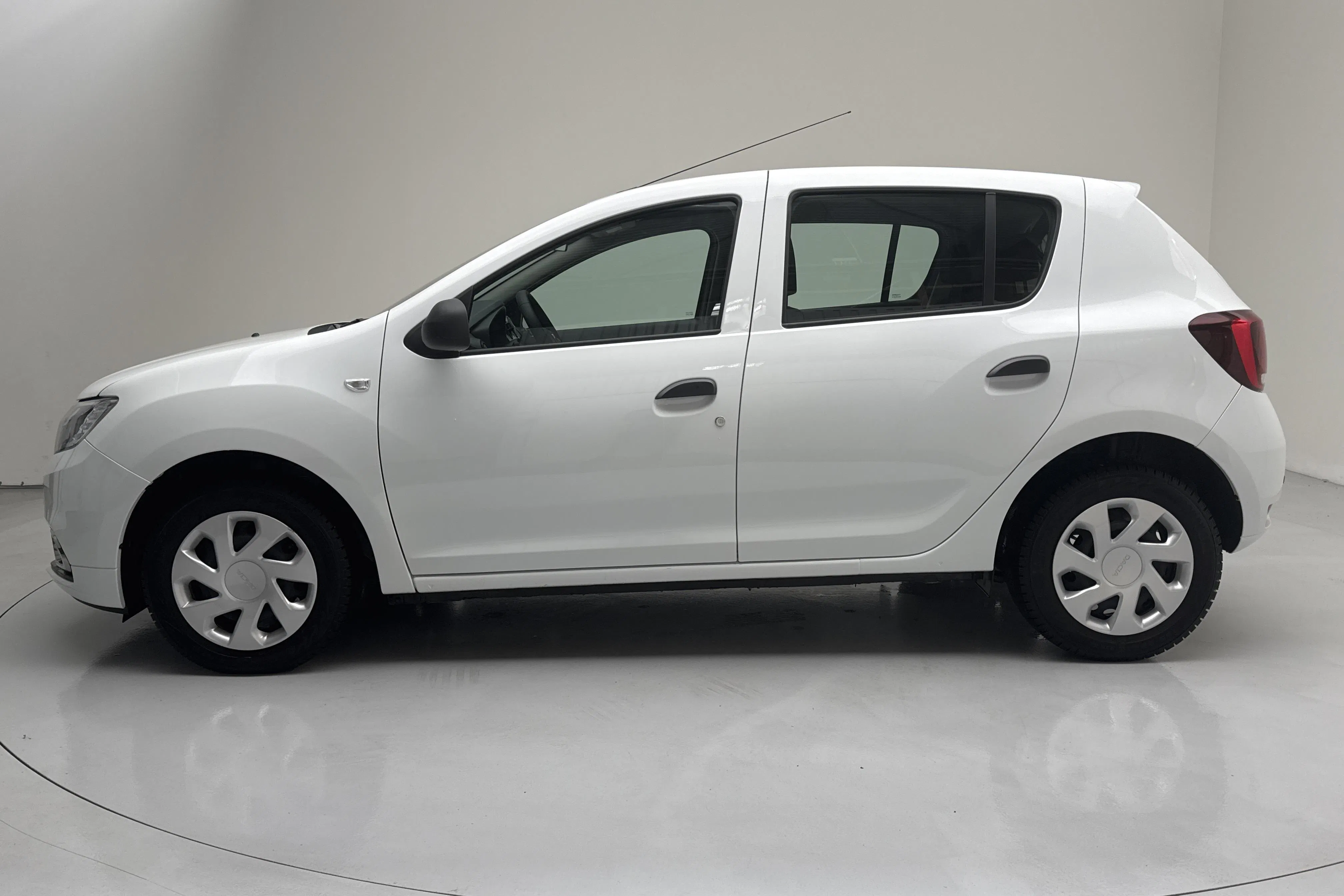 Presentation photo 2 of 11: Dacia Sandero 0.9 TCe (90hk) - 5 600 km - Manual - white - 2018