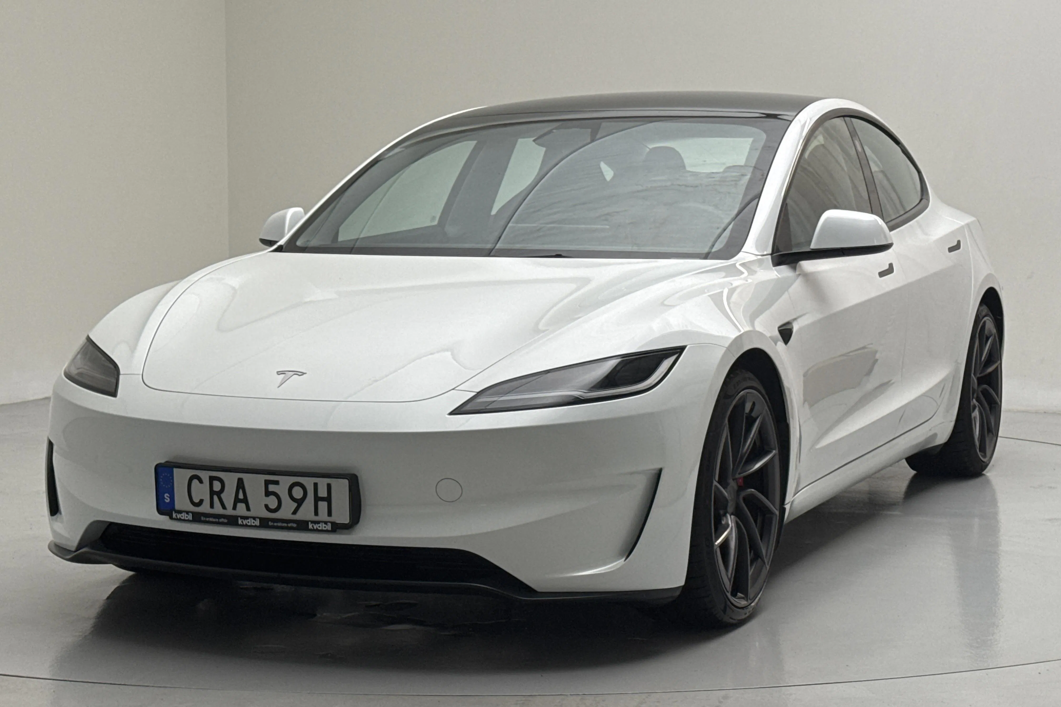 Presentation photo 1 of 17: Tesla Model 3 Performance AWD - 46 180 km - Automatic - white - 2024