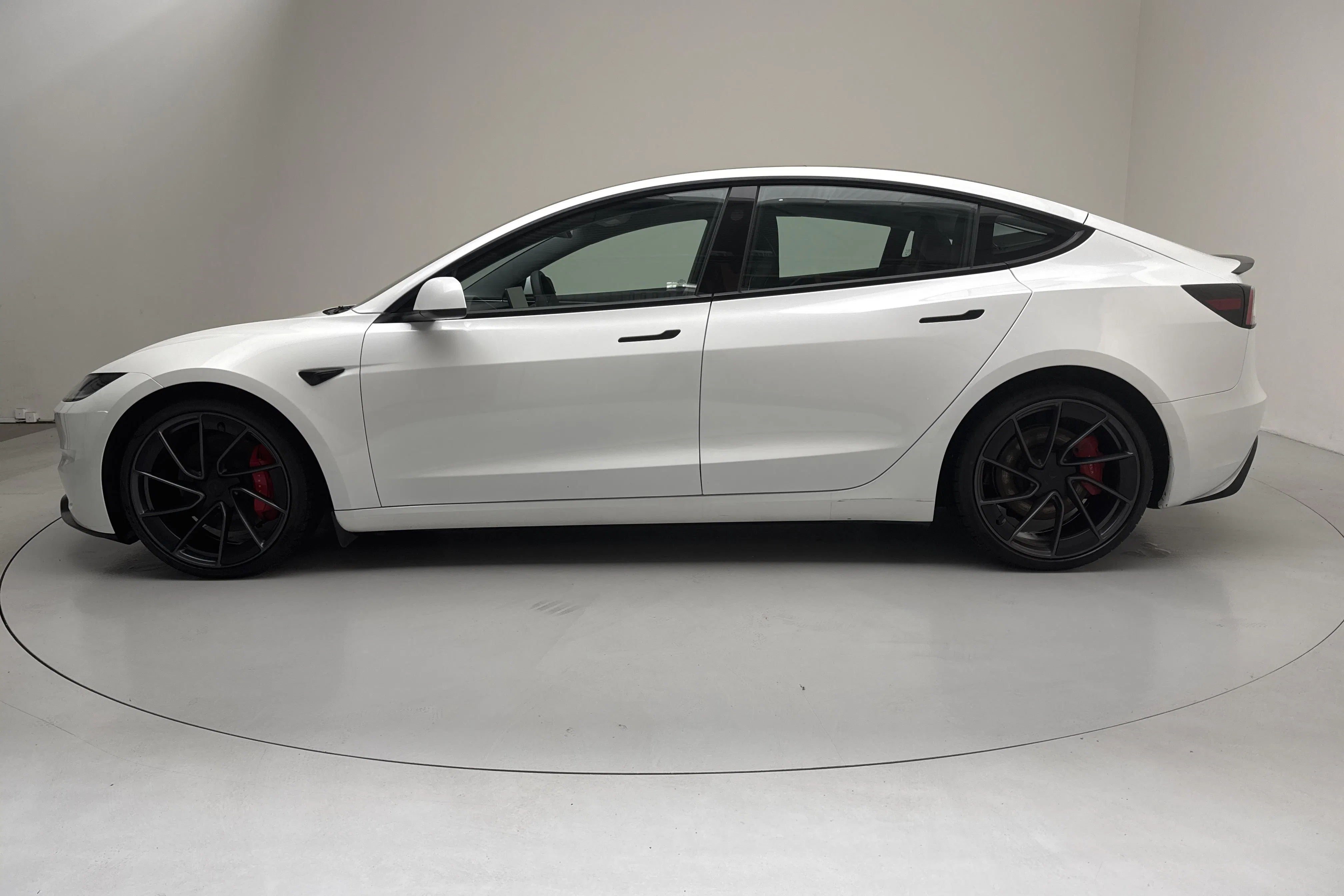 Presentation photo 2 of 17: Tesla Model 3 Performance AWD - 46 180 km - Automatic - white - 2024