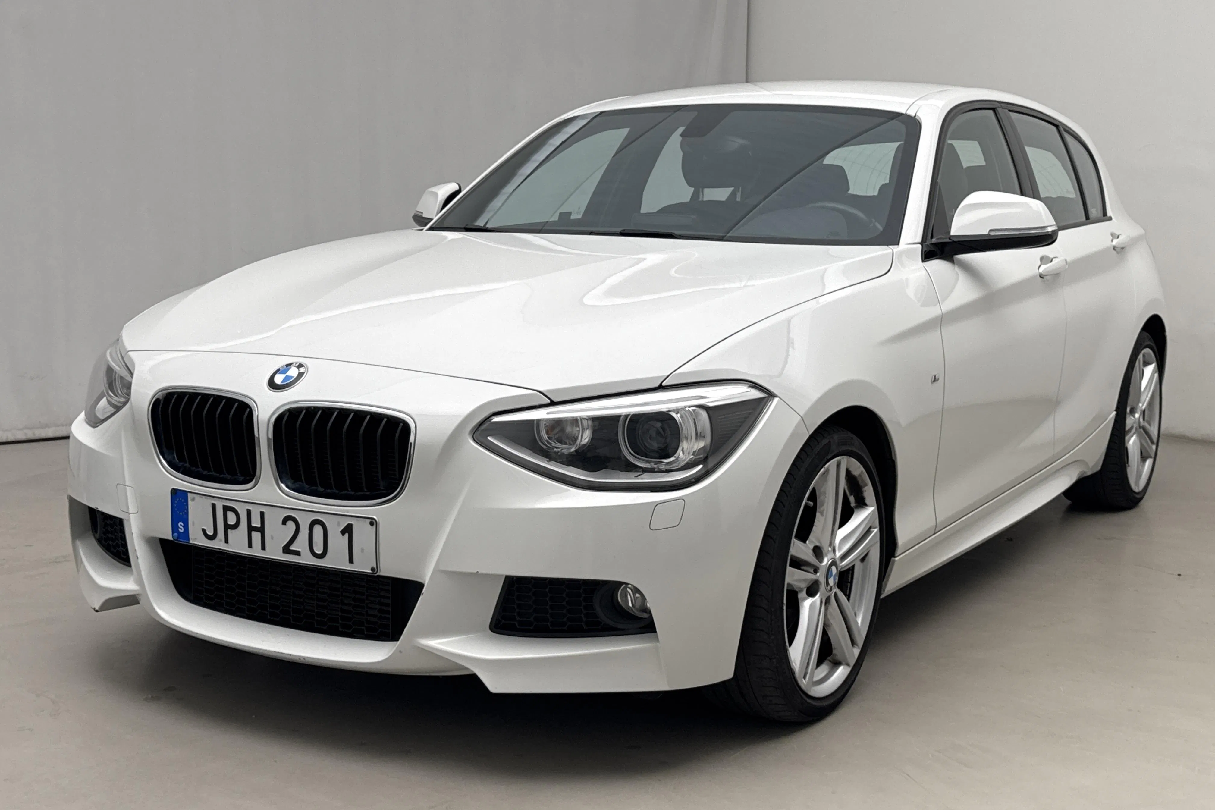 Presentationsfoto 1 av 17: BMW 116i 5dr, F20 (136hk) - 9 105 mil - Automat - vit - 2015