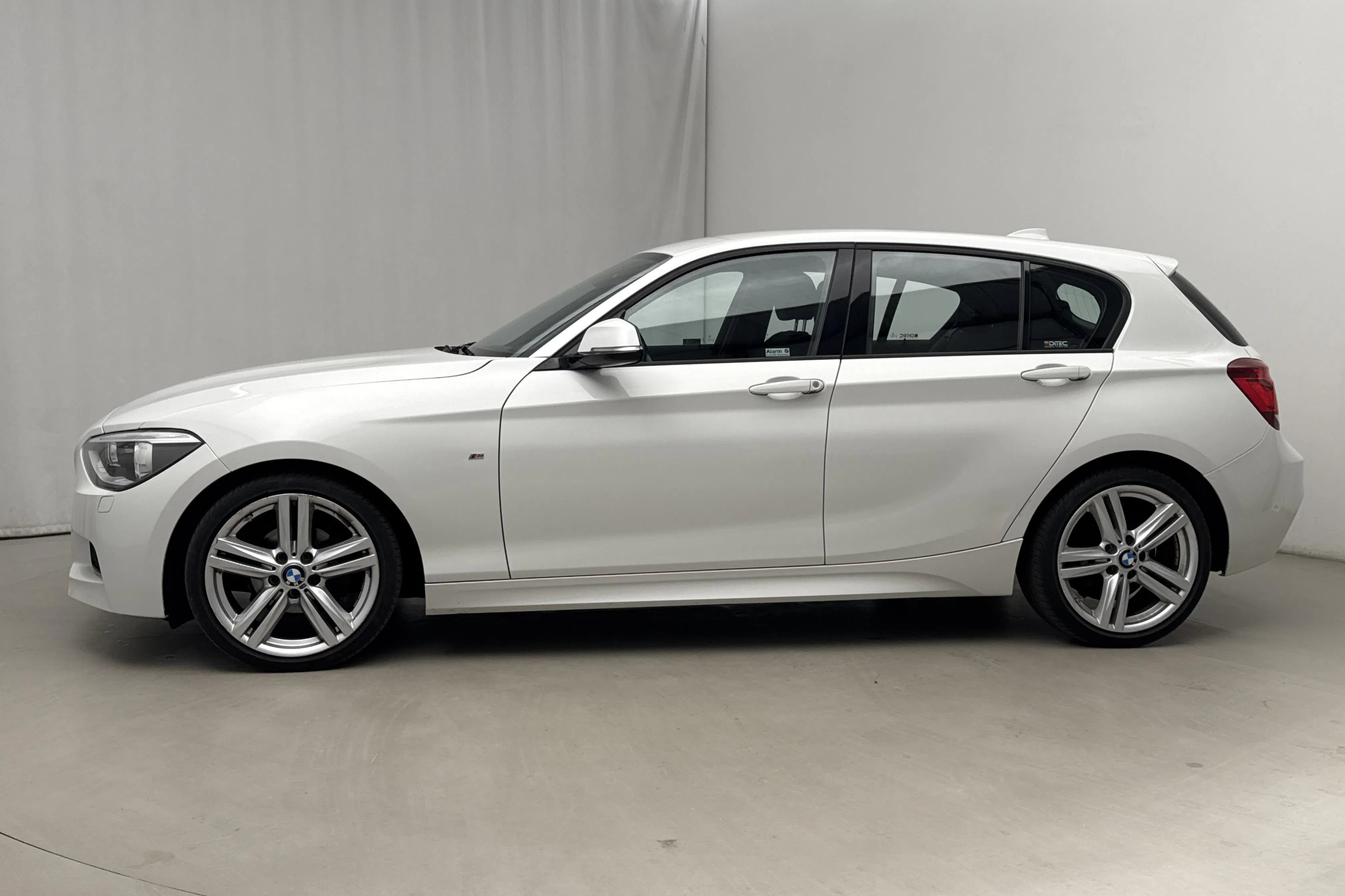 Presentationsfoto 2 av 17: BMW 116i 5dr, F20 (136hk) - 9 105 mil - Automat - vit - 2015