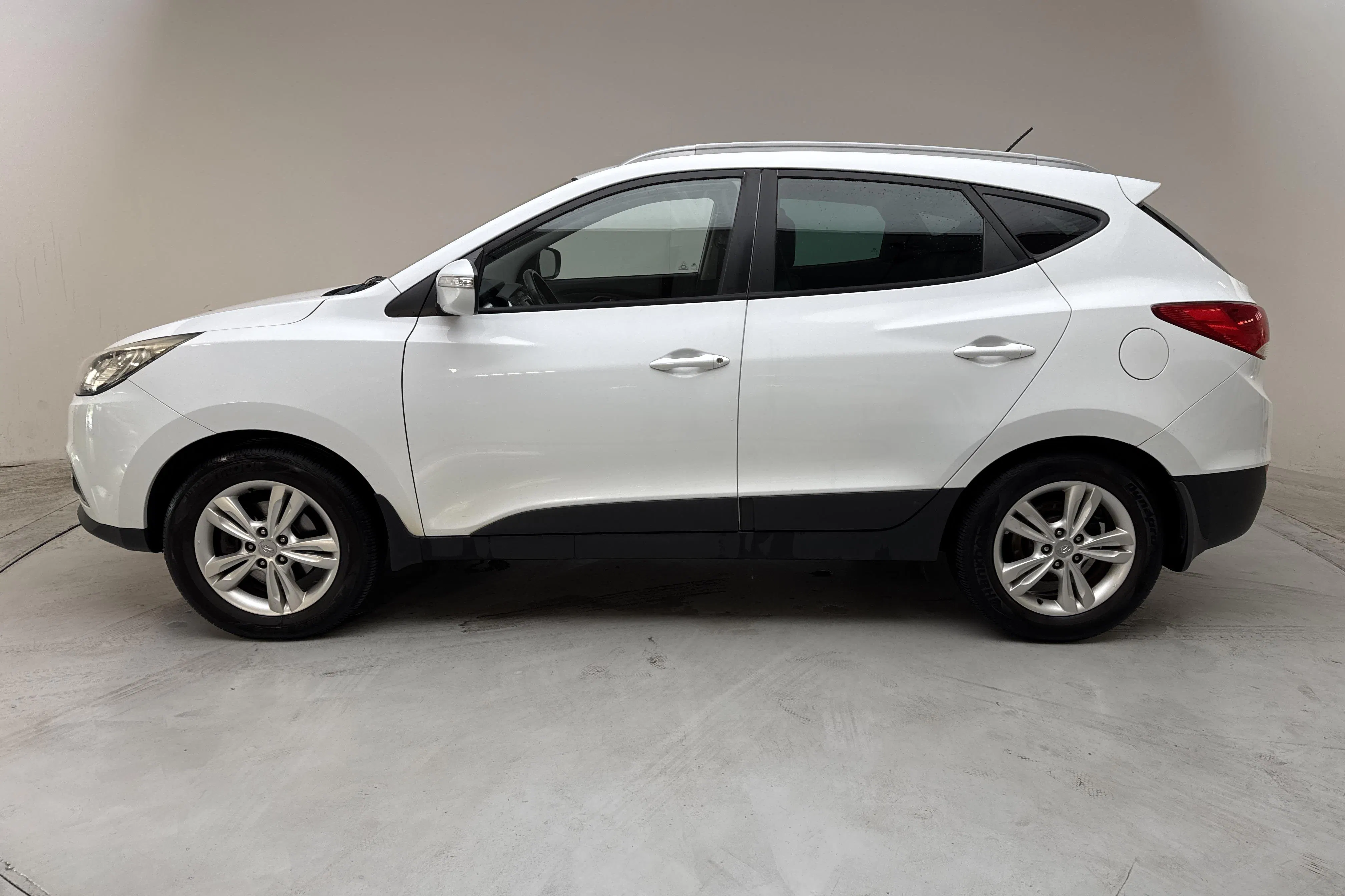 Presentation photo 2 of 14: Hyundai ix35 2.0 CRDi-R 4WD (184hk) - 250 550 km - Manual - white - 2011