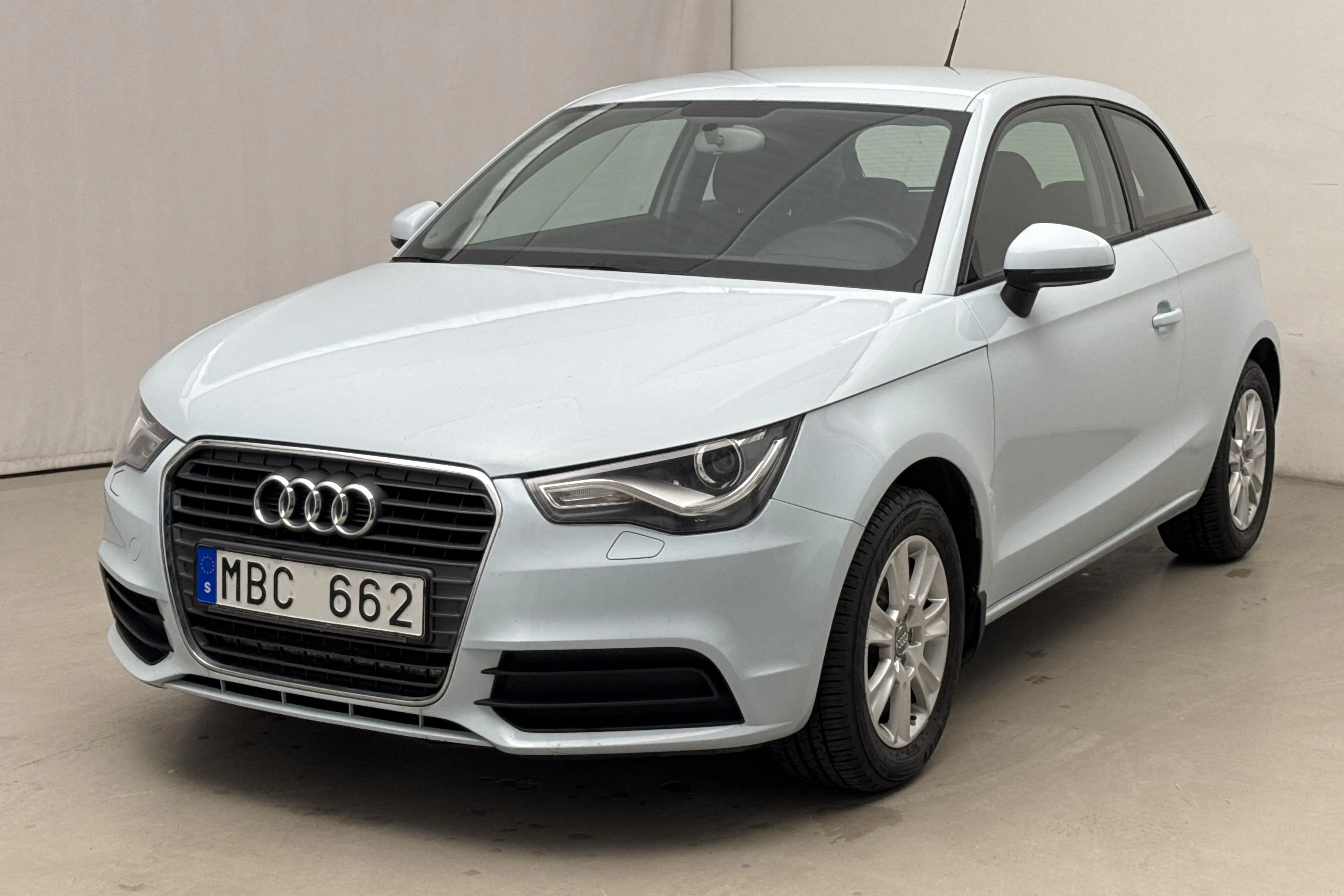 Presentation photo 1 of 17: Audi A1 1.6 TDI (90hk) - 145 710 km - Manual - light blue - 2012