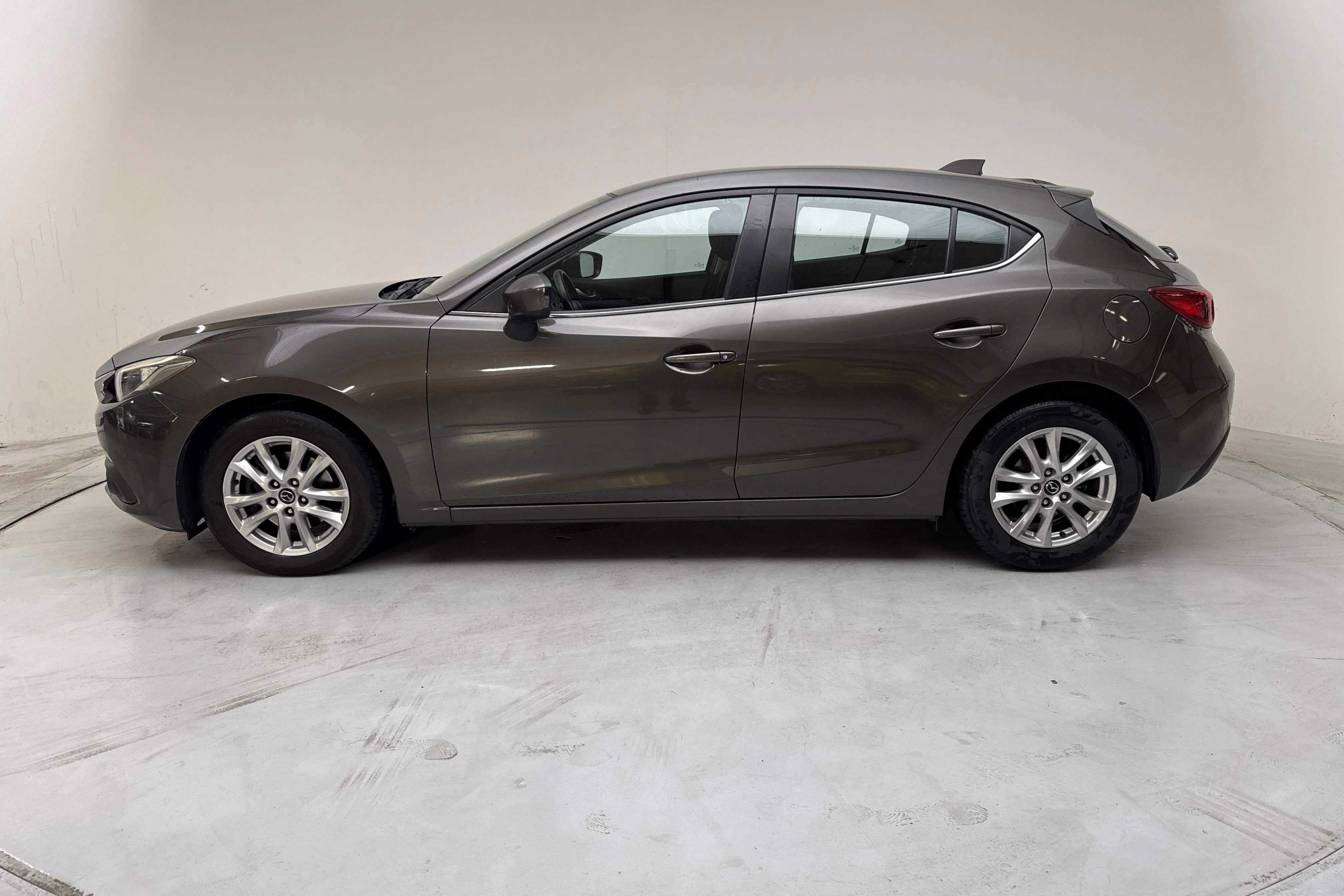 Presentationsfoto 2 av 13: Mazda 3 2.0 5dr (120hk) - 22 862 mil - Manuell - brun - 2015