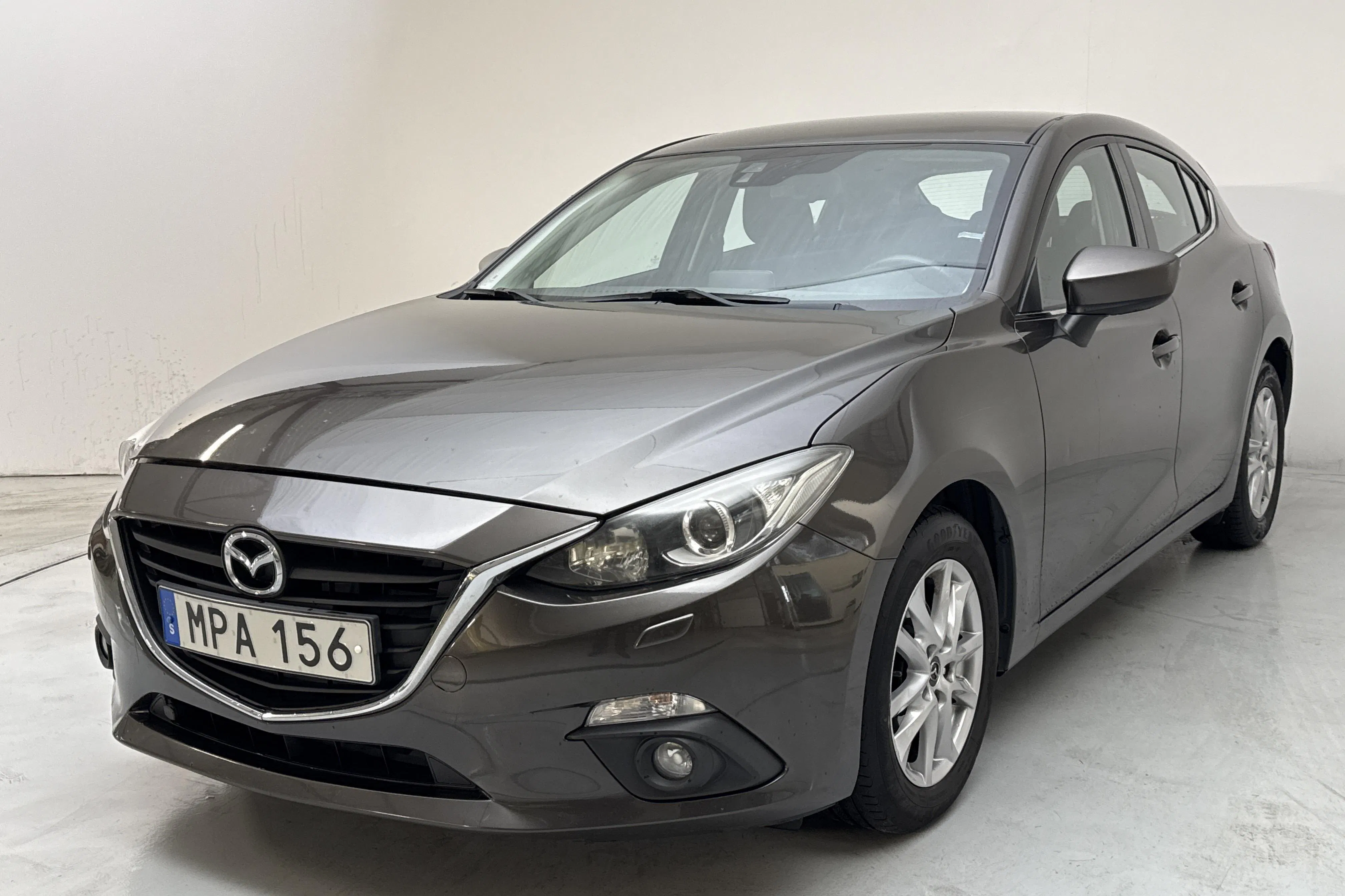 Presentationsfoto 1 av 13: Mazda 3 2.0 5dr (120hk) - 22 862 mil - Manuell - brun - 2015